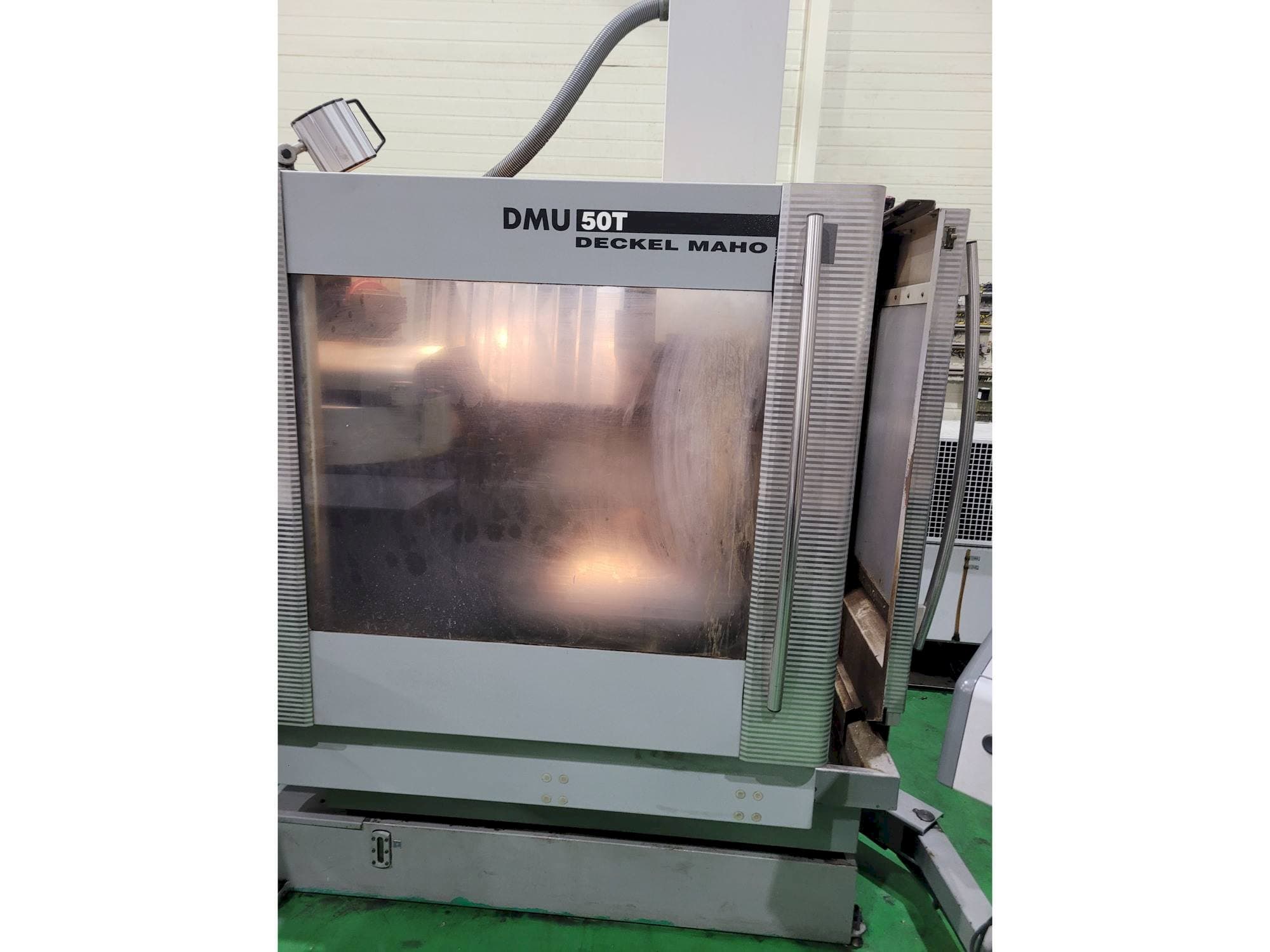 Vista frontal de la máquina DECKEL MAHO DMU 50 T