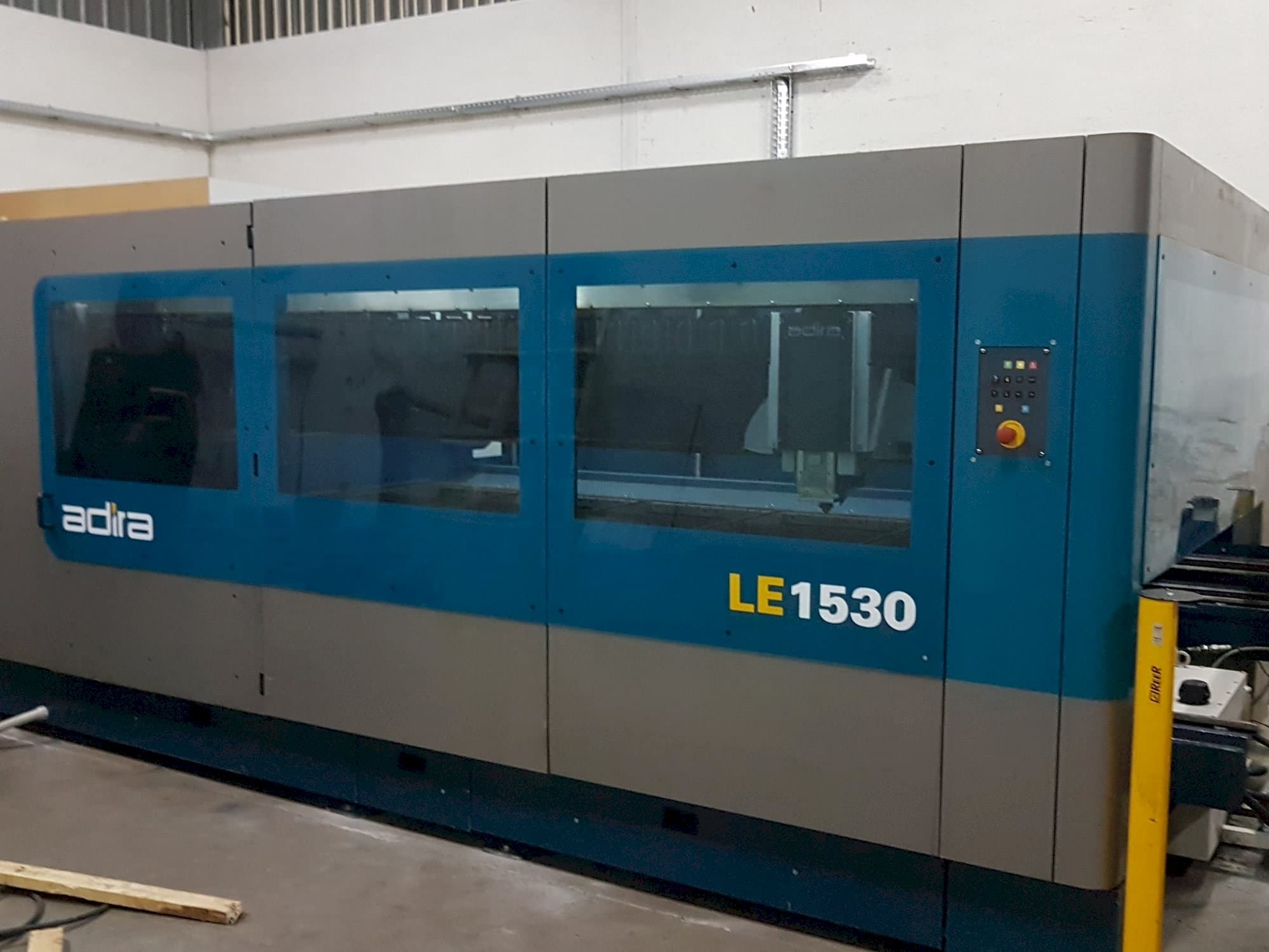 Vista frontal de la máquina ADIRA Le1530