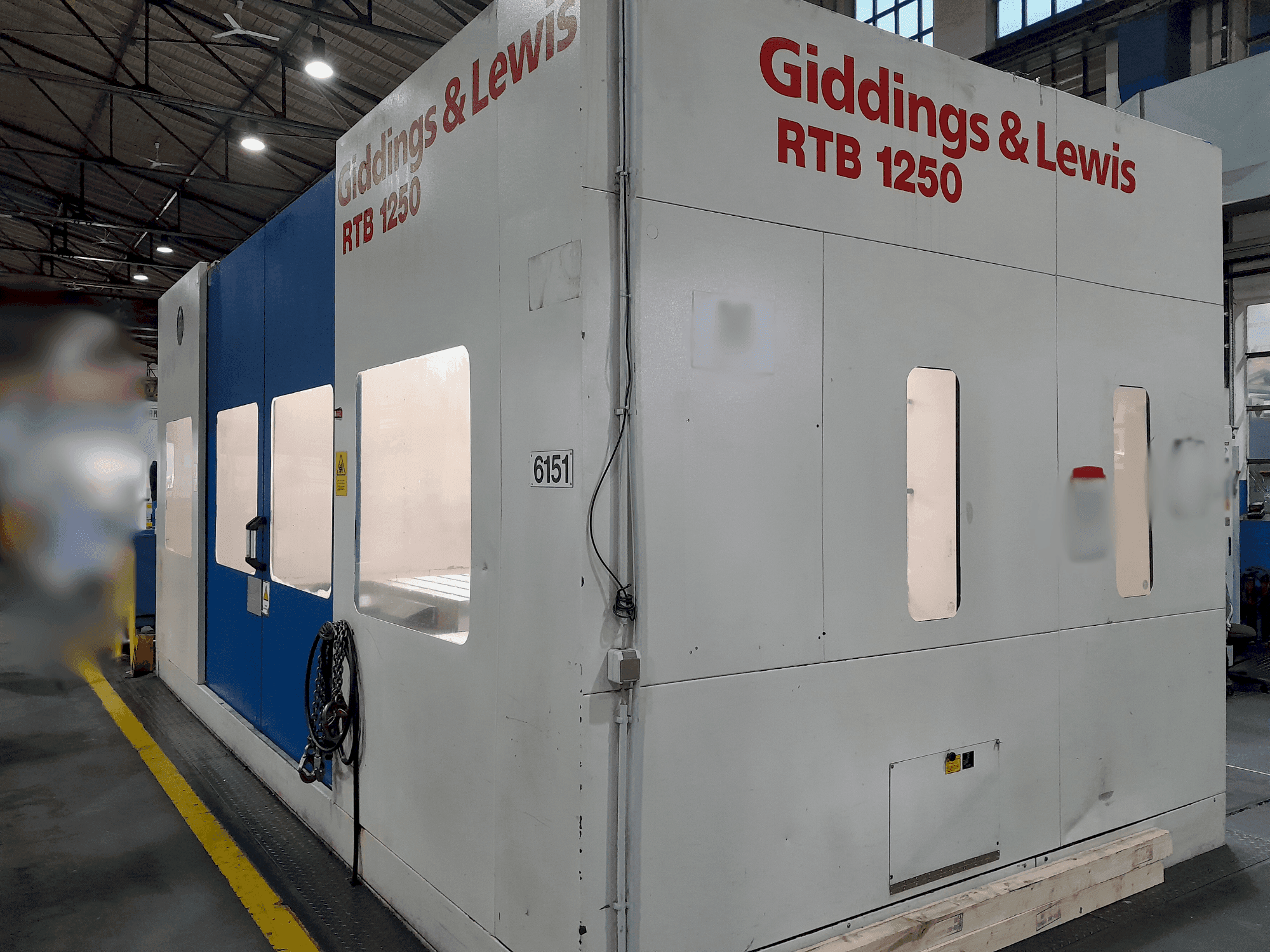 Vista frontal de la máquina GIDDINGS & LEWIS HMC 410 RTB 1250