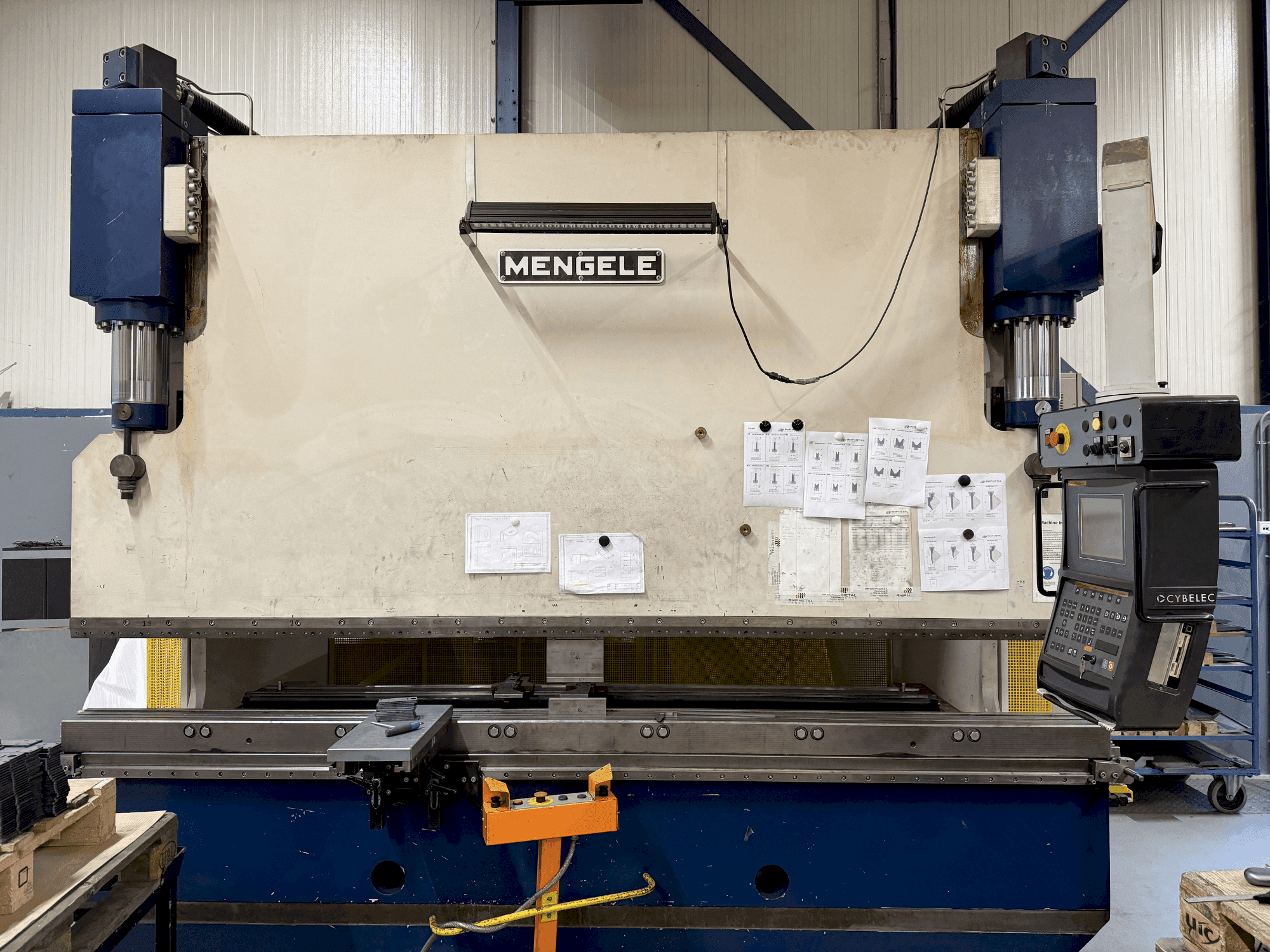 Vista frontal de la máquina MENGELE HB175-30/35