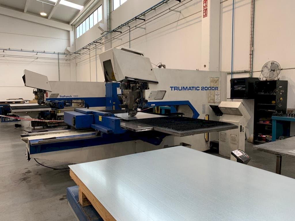 Vista frontal de la máquina Trumpf Trumatic 2000 R