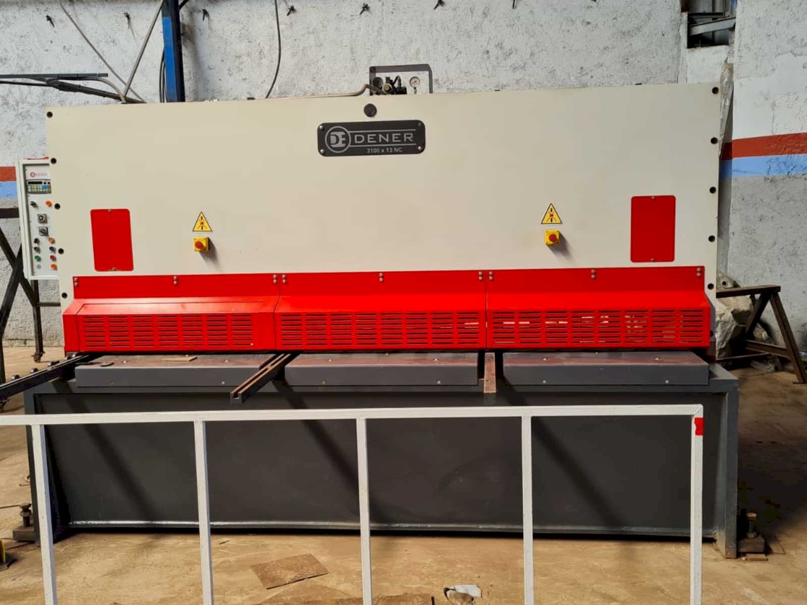Vista frontal de la máquina DENER BS 3013