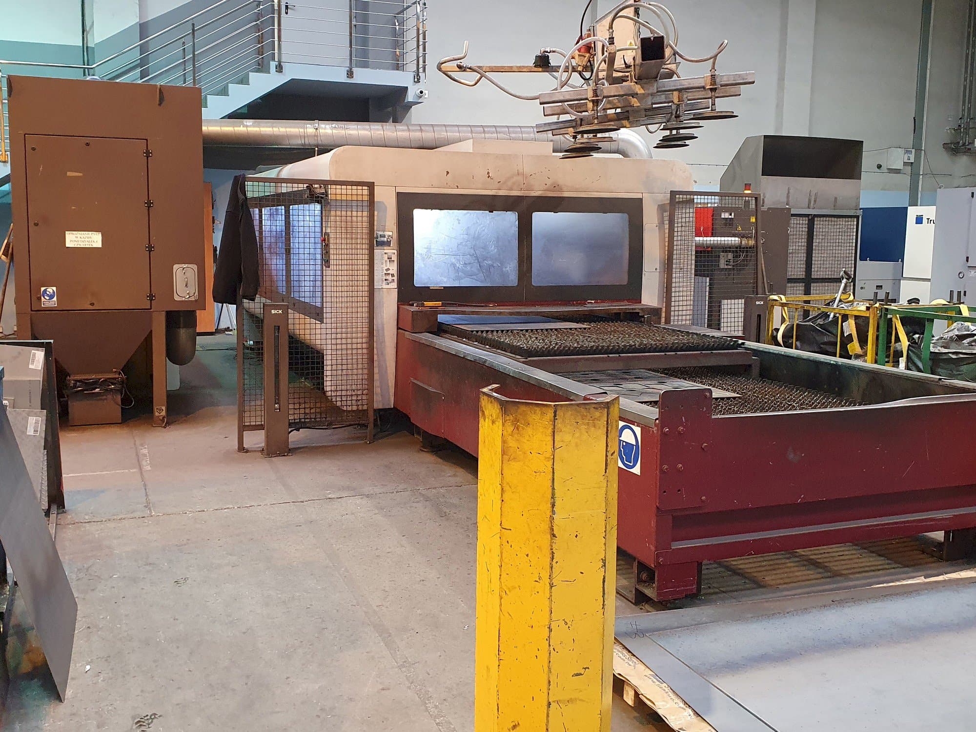 Vista lateral izquierda de la máquina Bystronic BySprint Pro 3015