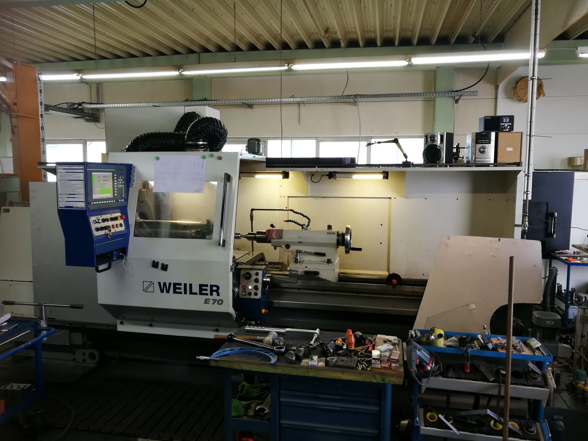 Vista frontal de la máquina Weiler E70/3000