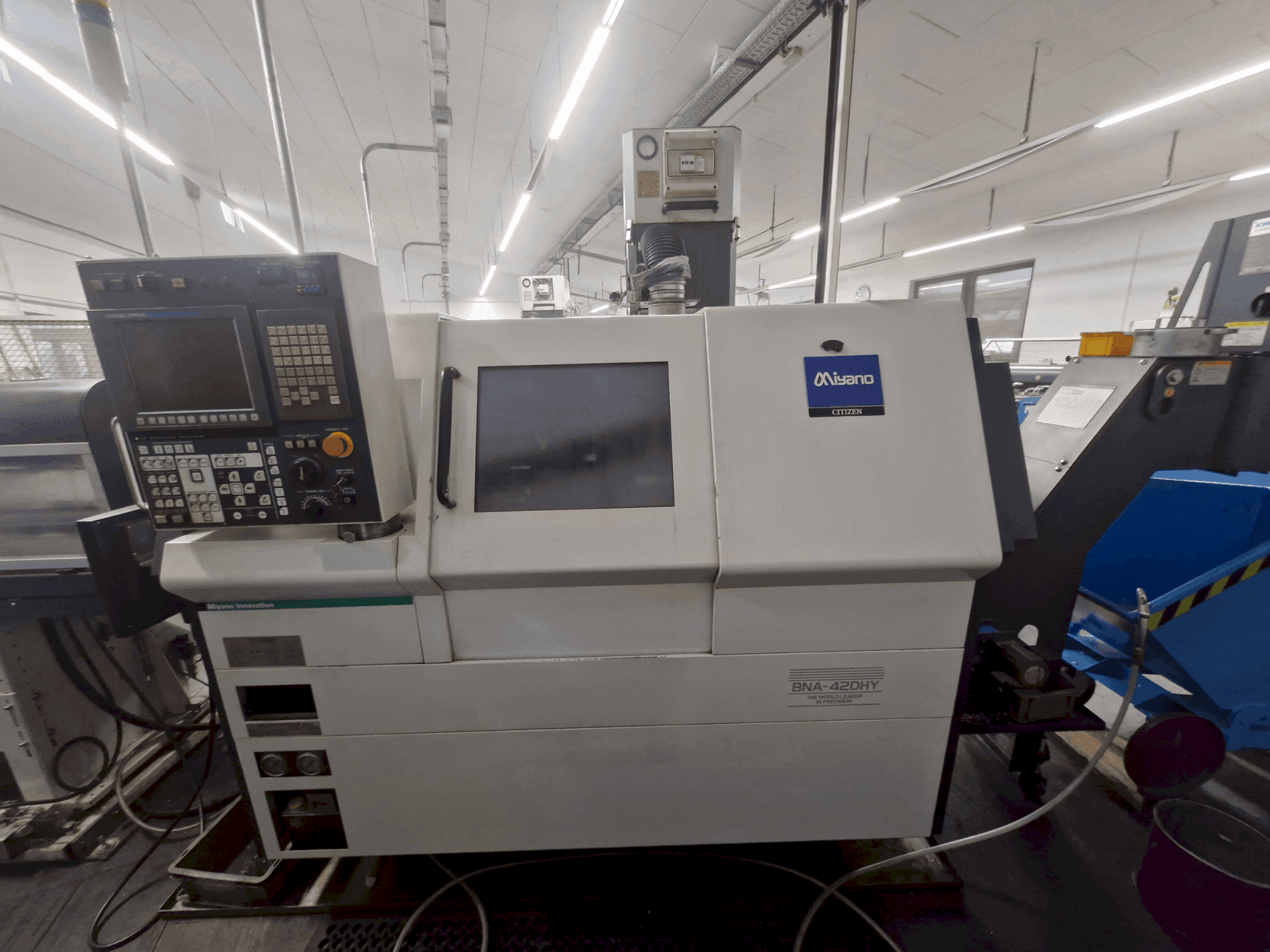 Vista frontal de la máquina Miyano BNA-42DHY