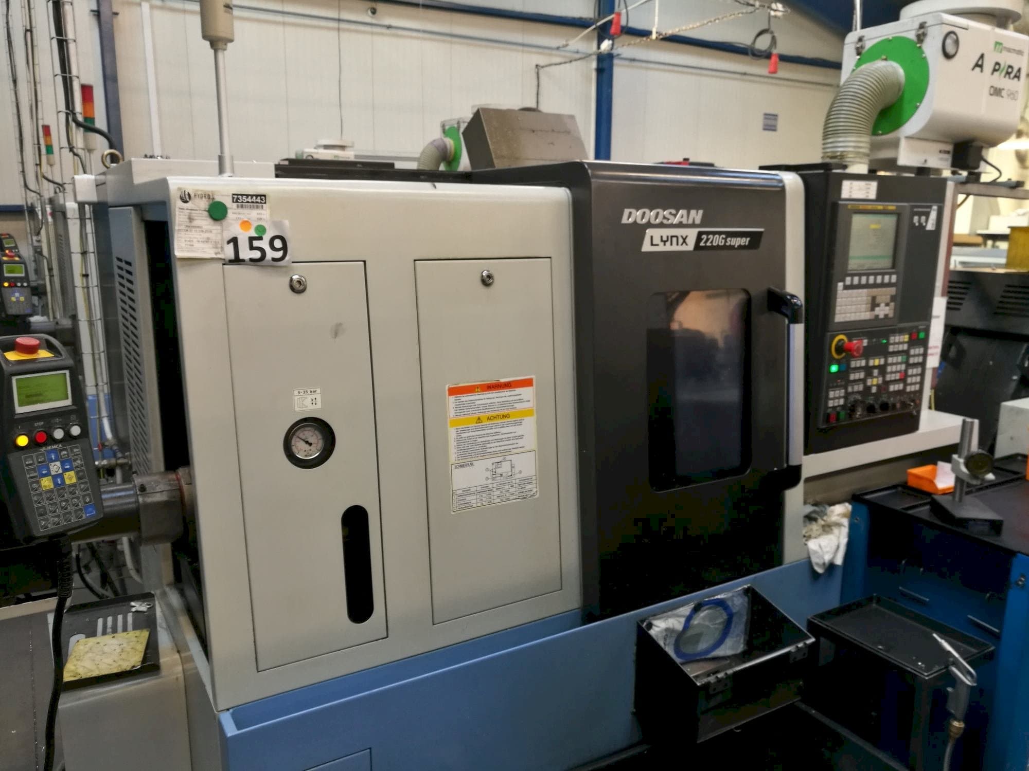 Vista izquierda de la máquina Doosan Lynx 220GA