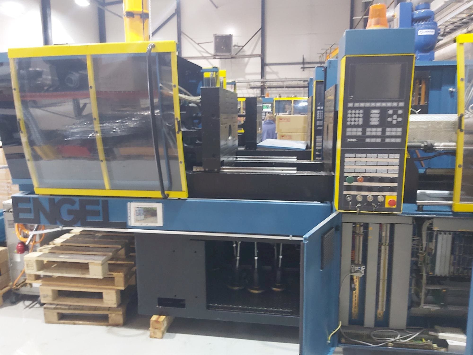 Vista frontal de la máquina ENGEL ES 330/80 HL