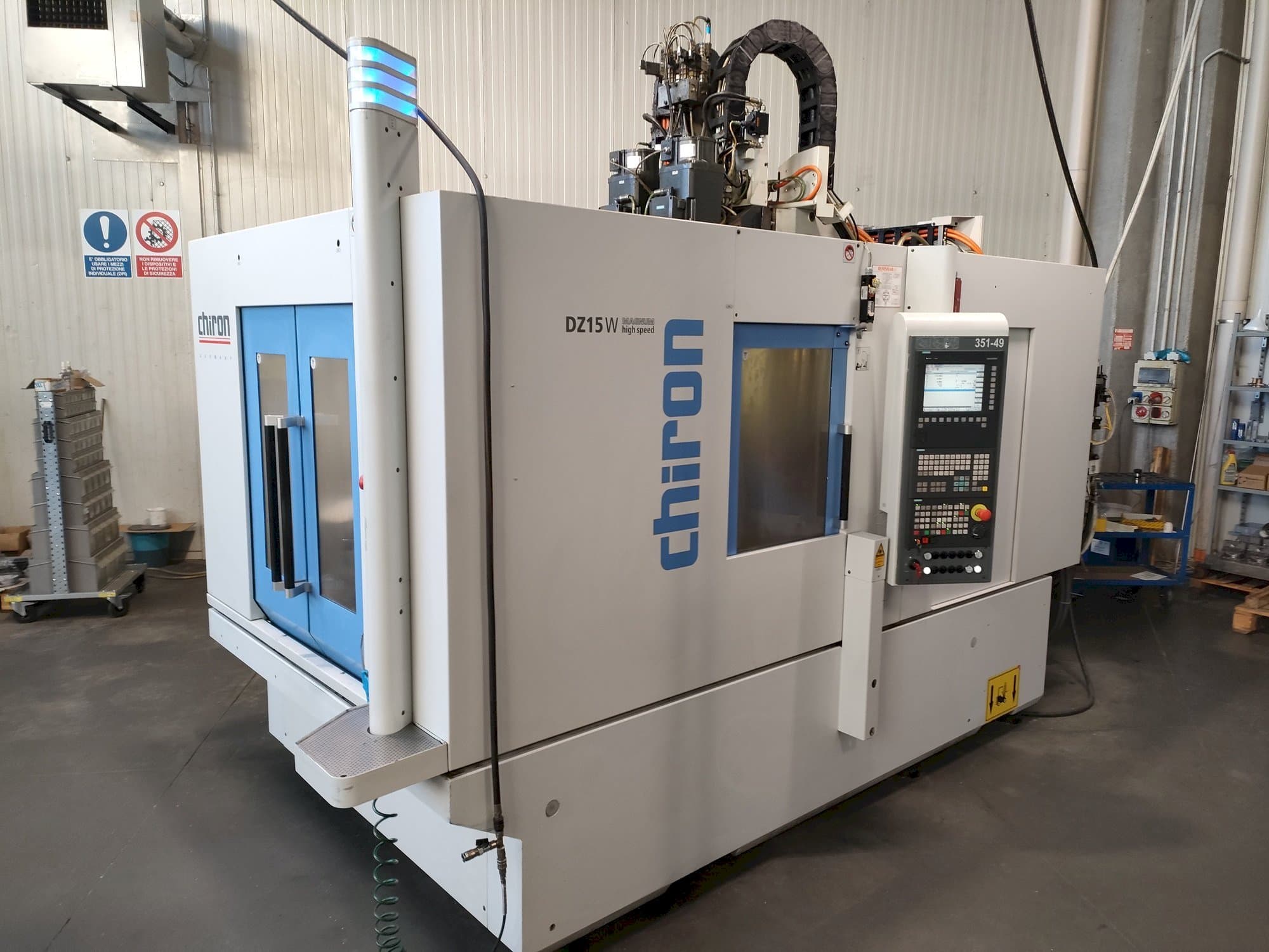 Vista frontal de la máquina CHIRON DZ15W MAGNUM HS