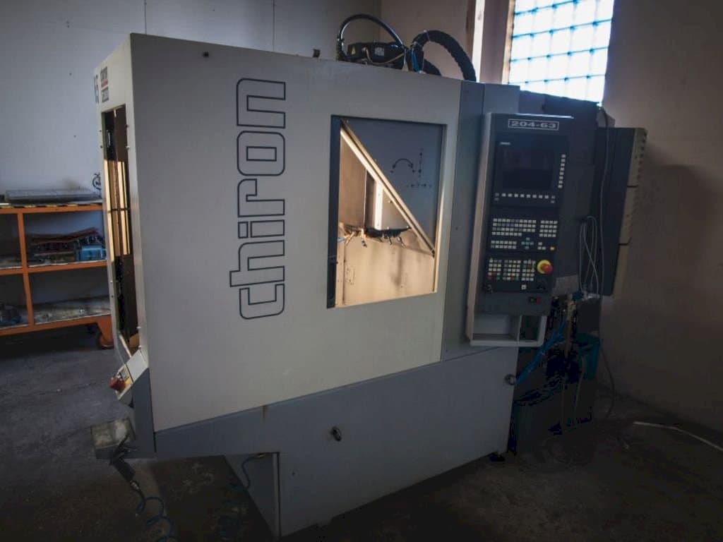 Vista frontal de la máquina CHIRON FZ 08 W