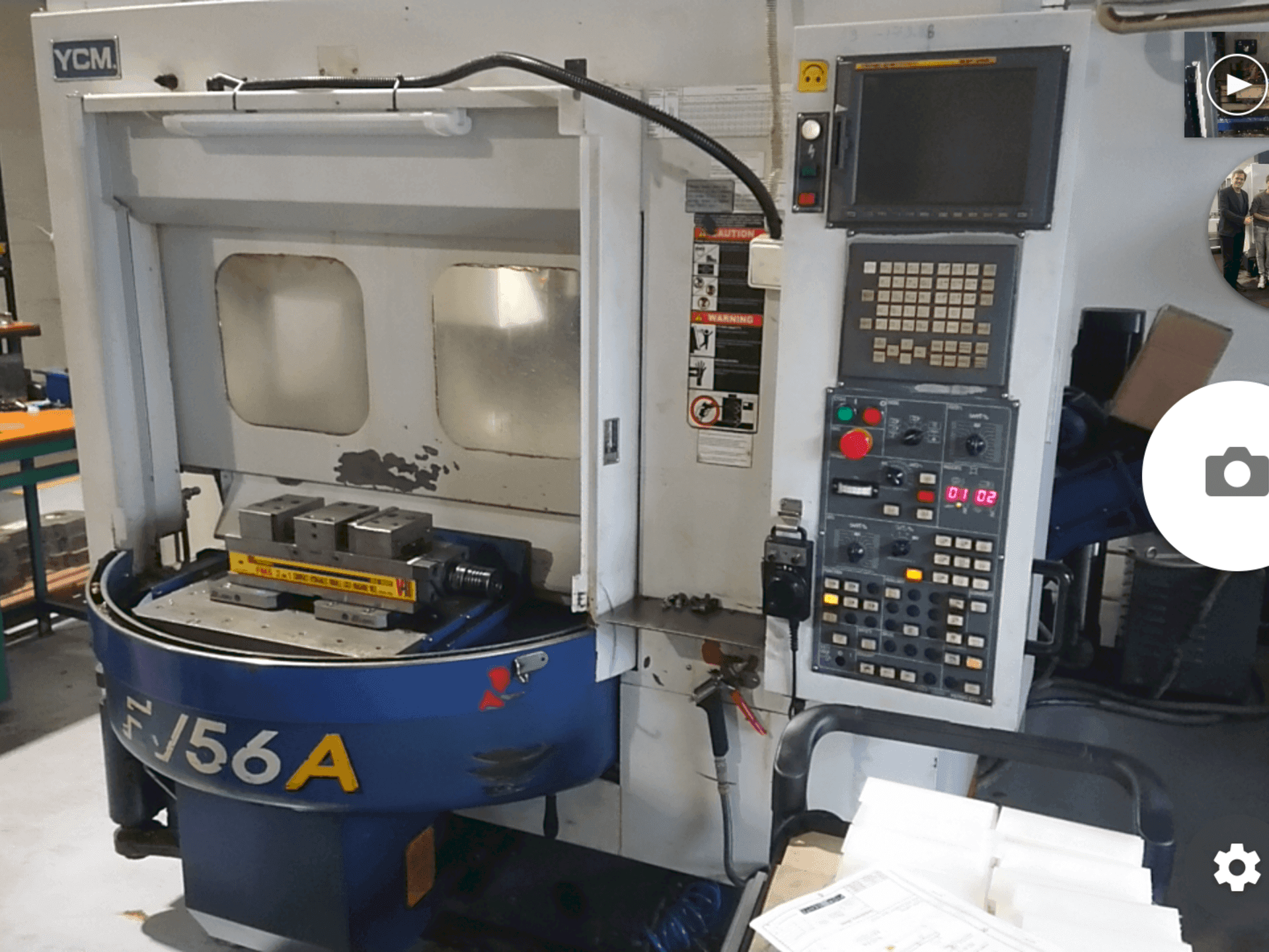 Vista frontal de la máquina YCM FV56A