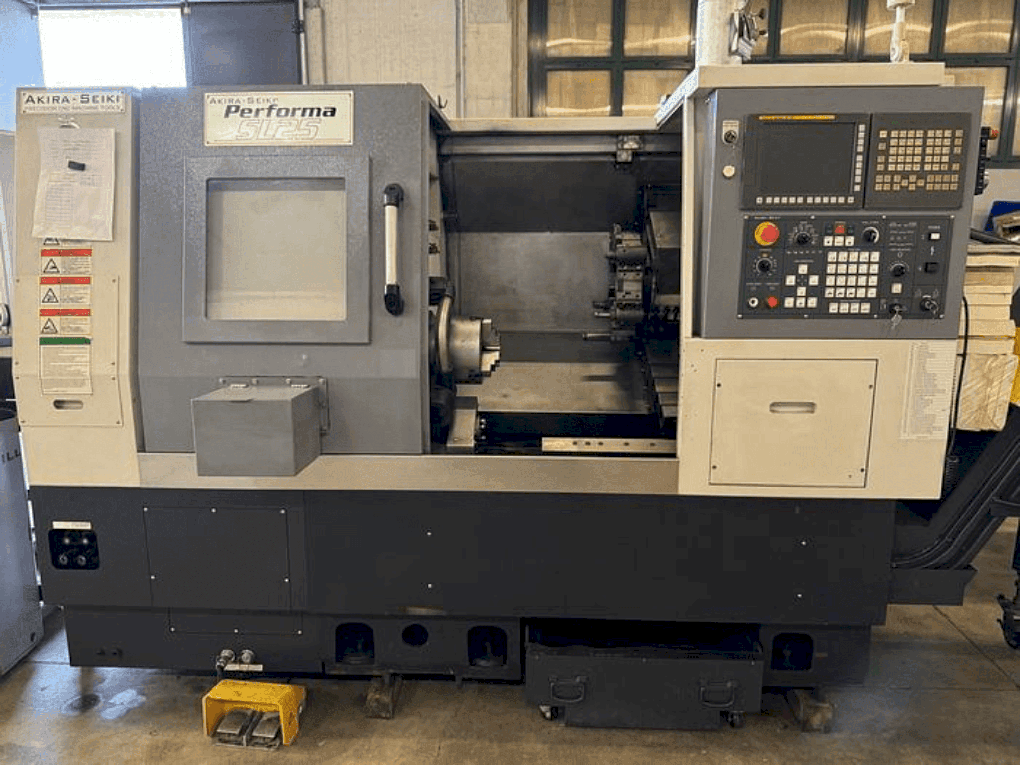 Vista frontal de la máquina Akira Seiki Performa SL25