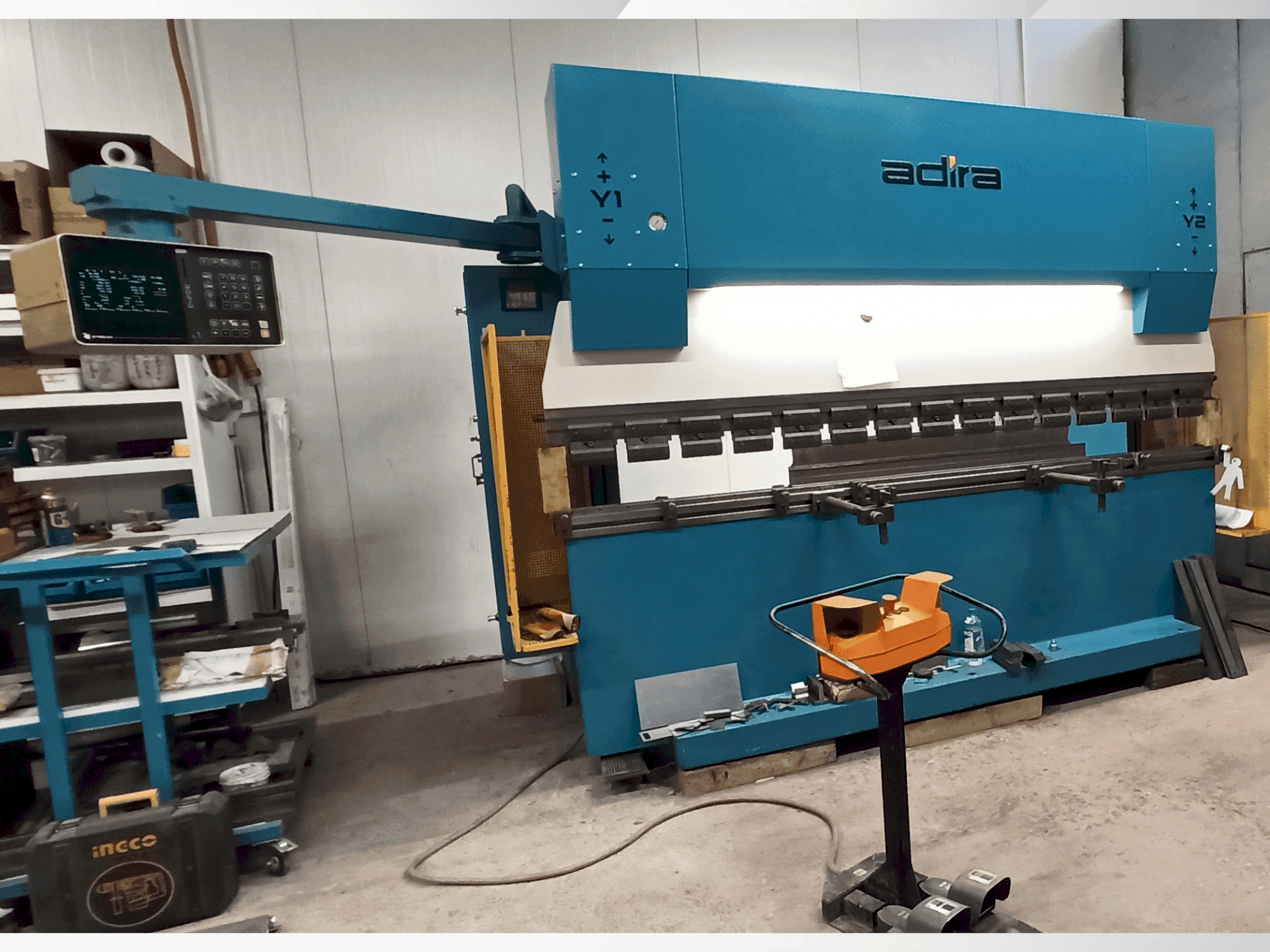 Vista frontal de la máquina ADIRA QIH-11030 DNC CR