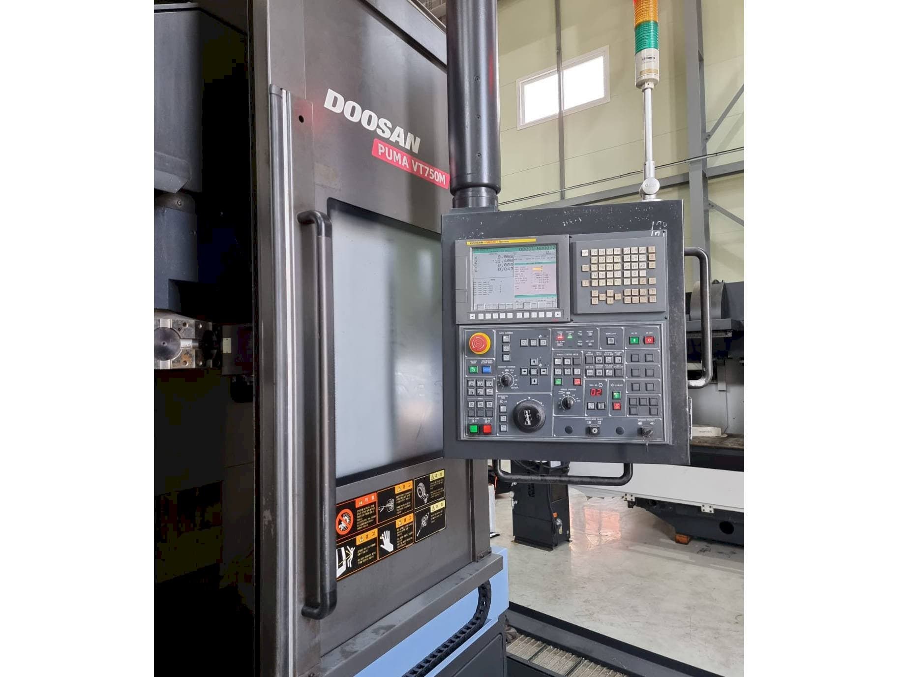 Vista lateral izquierda de la máquina Doosan Puma VT750M