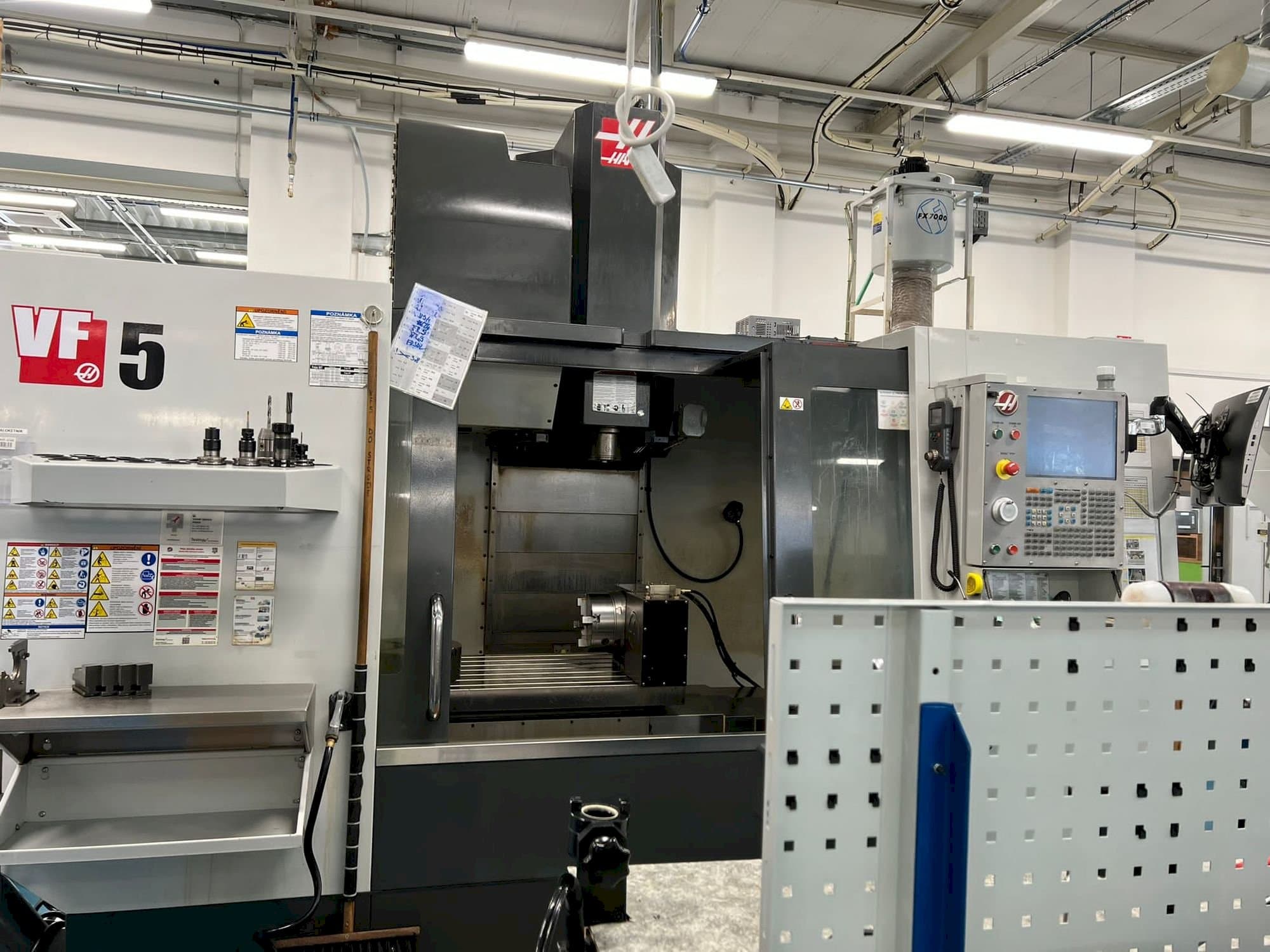 Vista frontal de la máquina HAAS VF-5/40