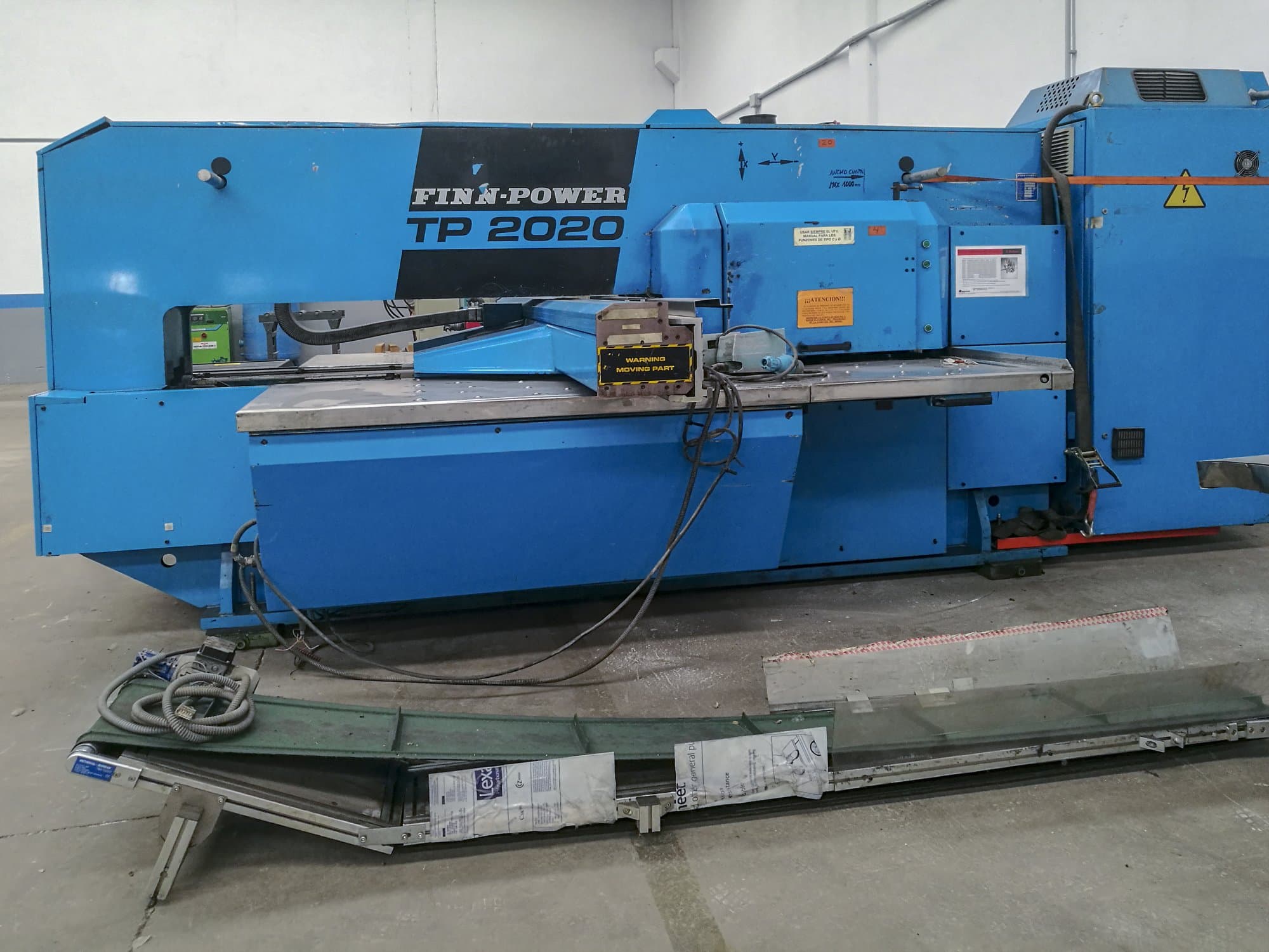 Vista frontal de la máquina Finn-Power TP 2020