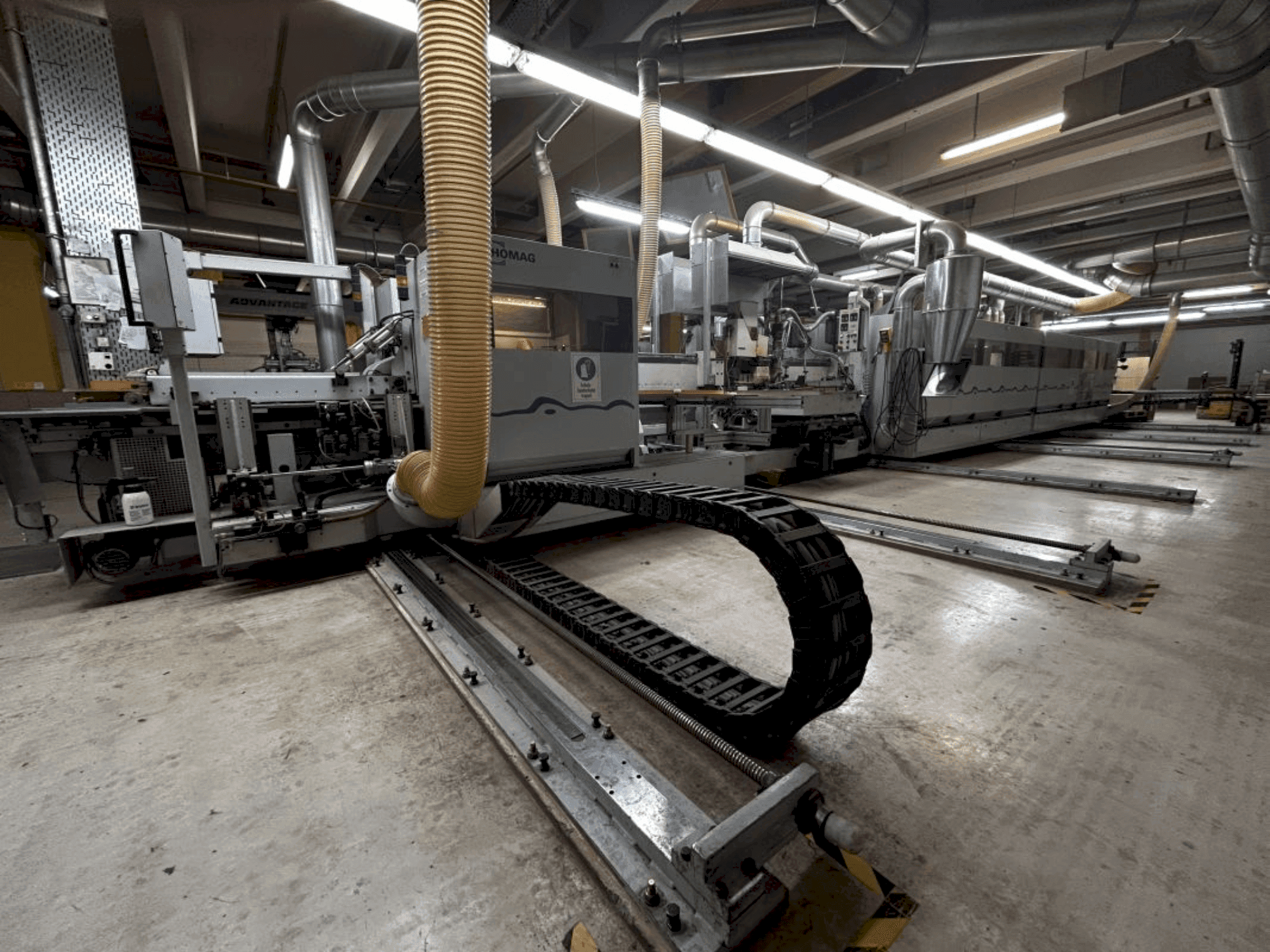 Vista frontal de la máquina HOMAG WEEKE PROFI KFL20/29/QA/25