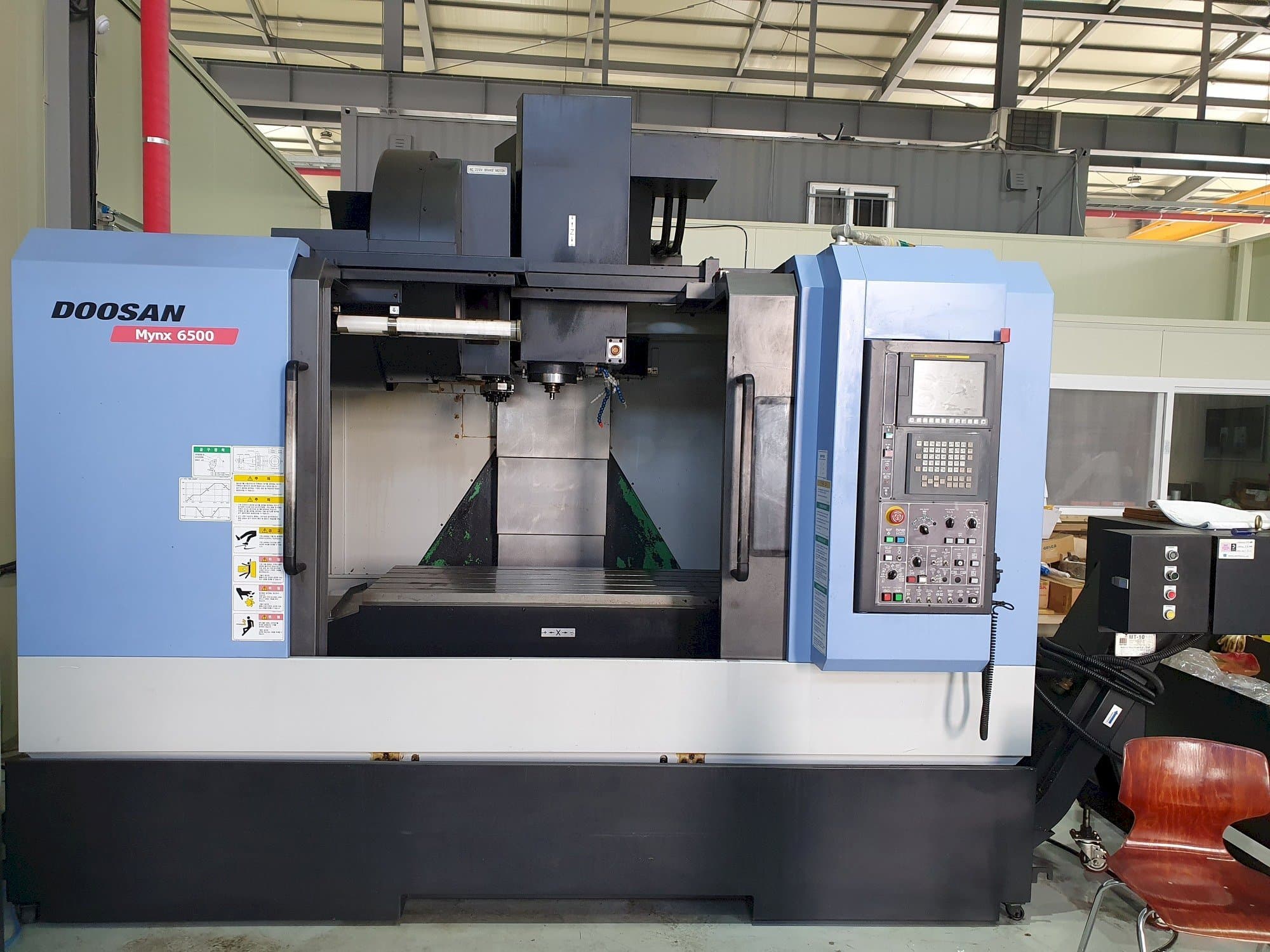 Vista frontal de la máquina Doosan MYNX 6500