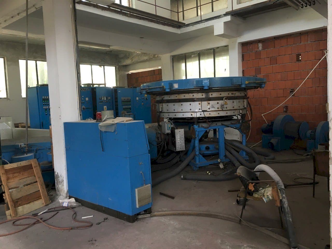 Vista frontal de la máquina BANDERA Blow Film Extruder