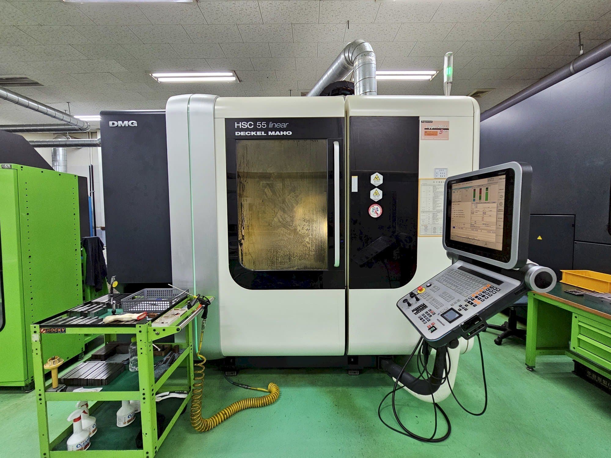 Vista frontal de la máquina DECKEL MAHO HSC 55 linear