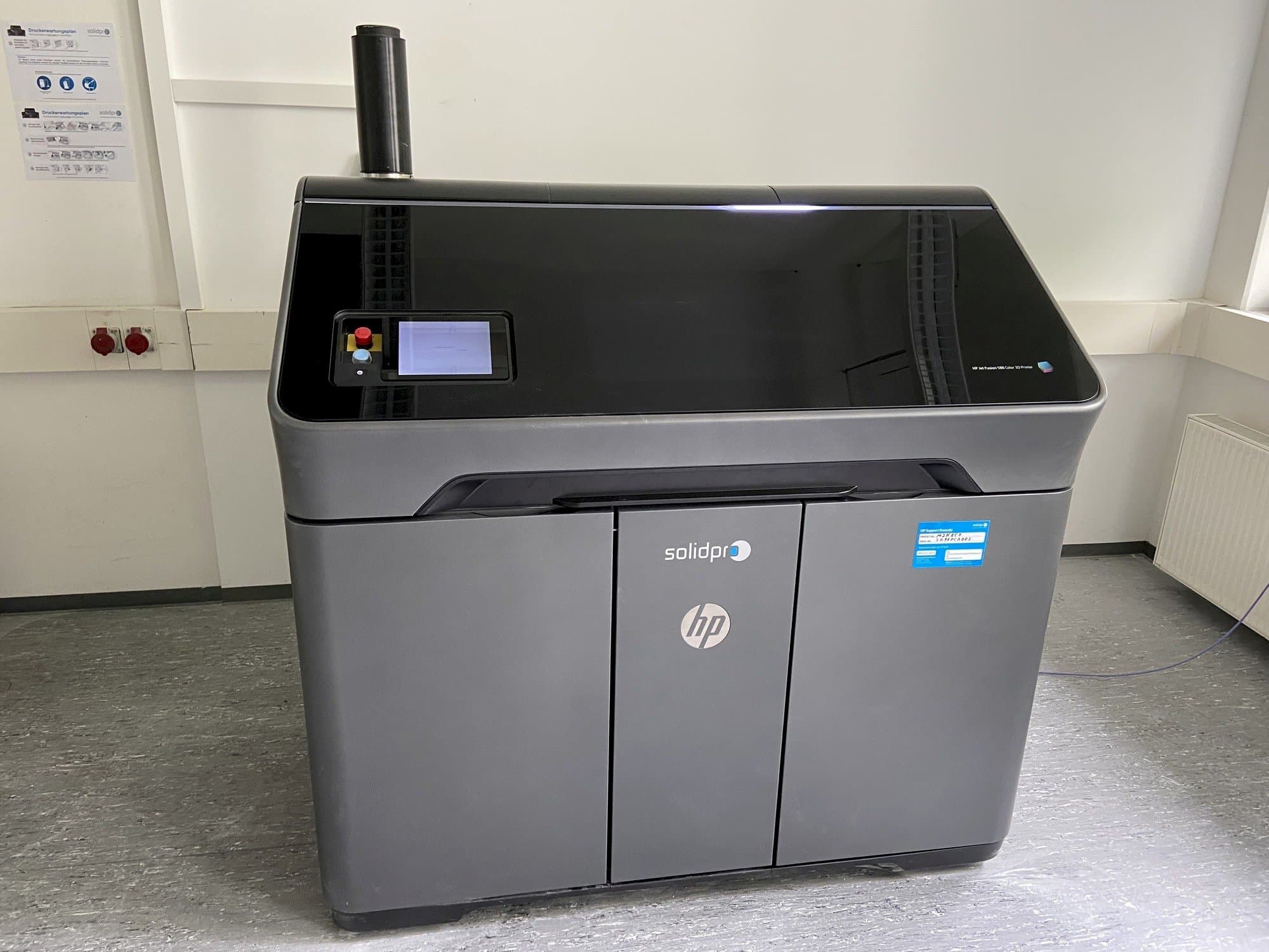 Vista frontal de la máquina HP Jet Fusion 580 Color 3D printer