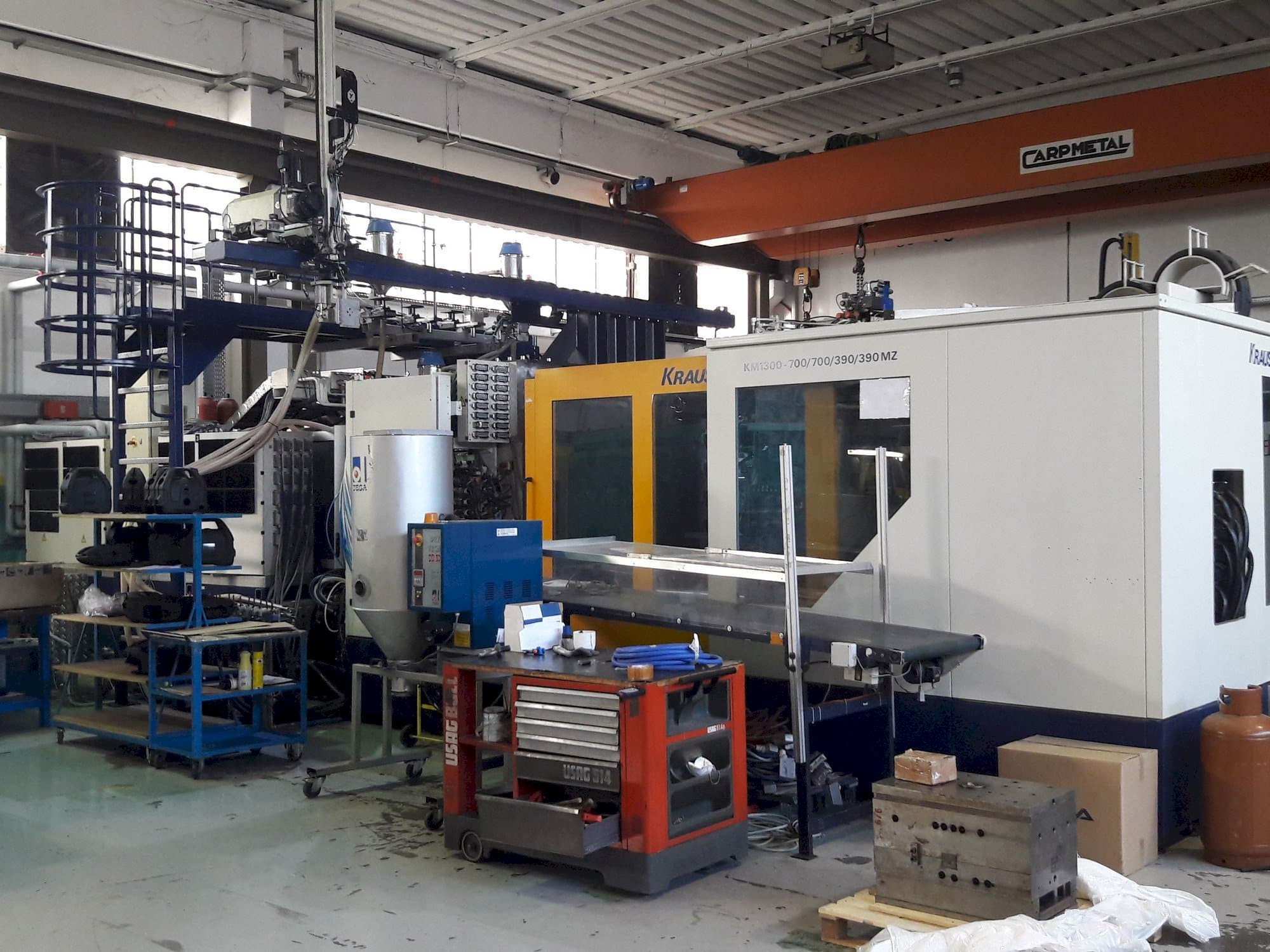 Vista frontal de la máquina Krauss Maffei 1300-700-700-390-390 MZ