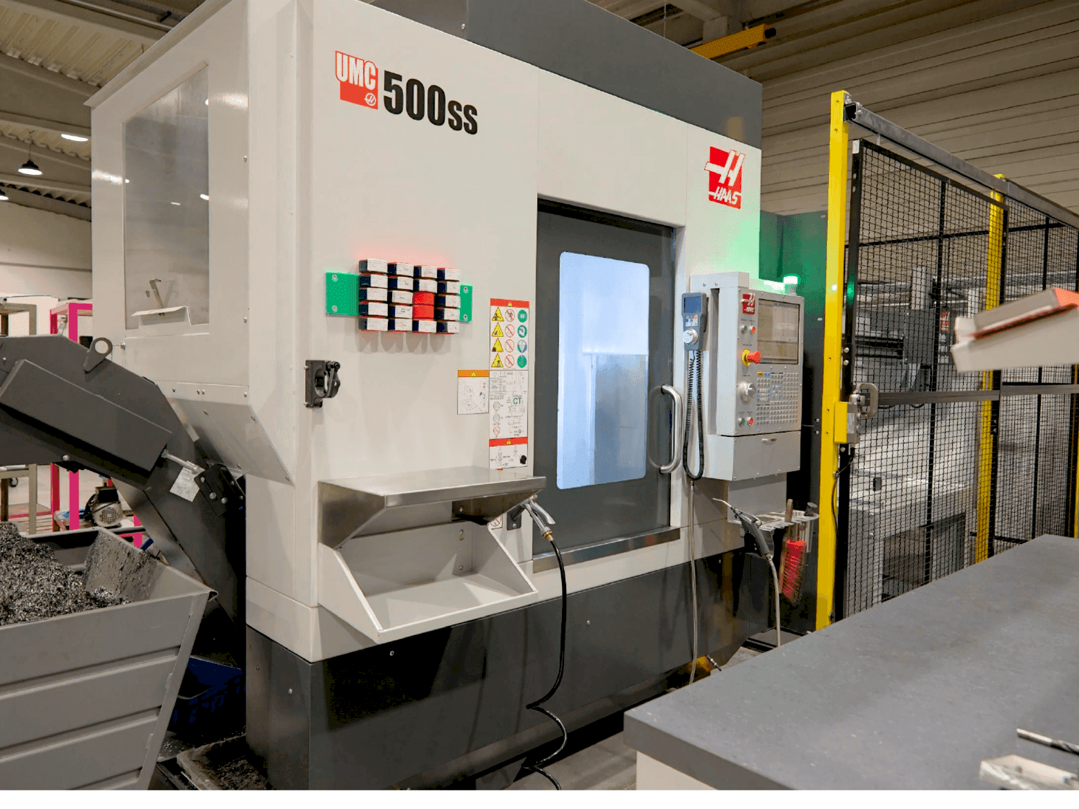 Vista frontal de la máquina HAAS UMC 500-SS MIT APL