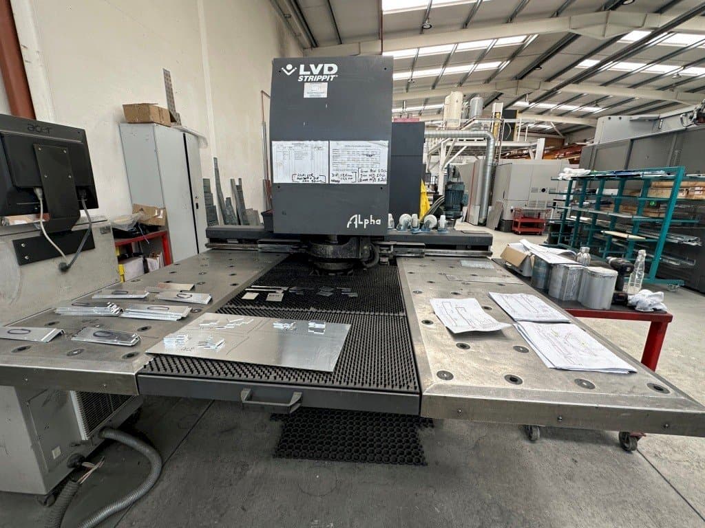 Vista frontal de la máquina LVD Alpha 1212TK