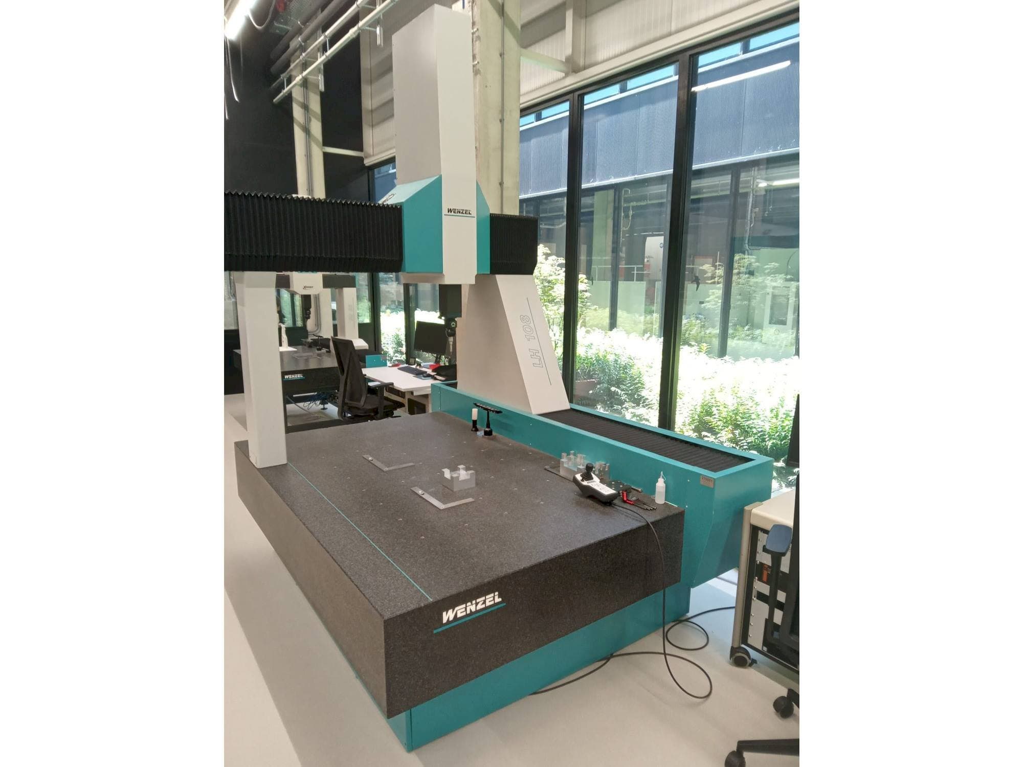 Vista frontal de la máquina Wenzel LH-108