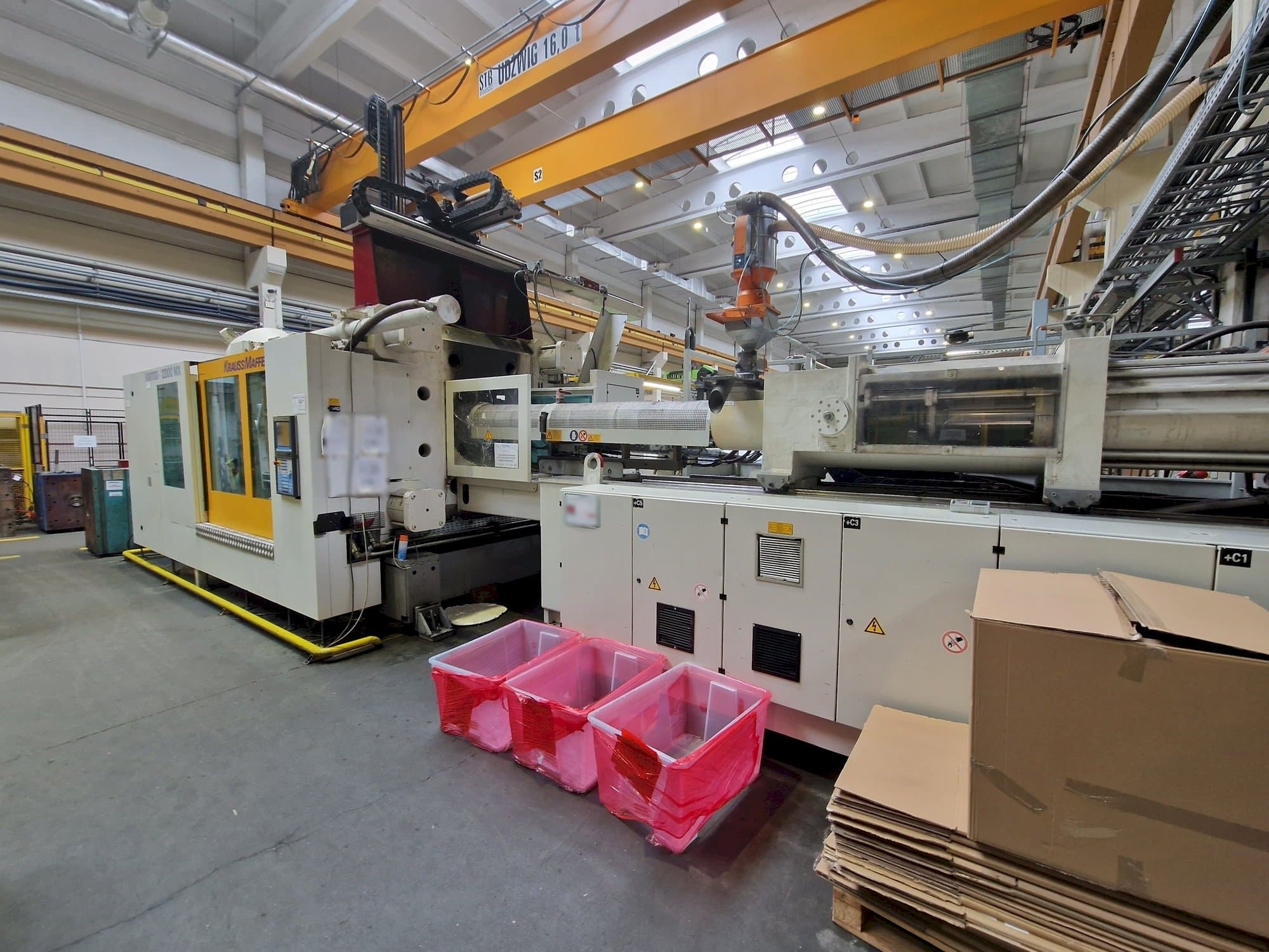 Vista frontal de la máquina Krauss Maffei 1100-12000 MX