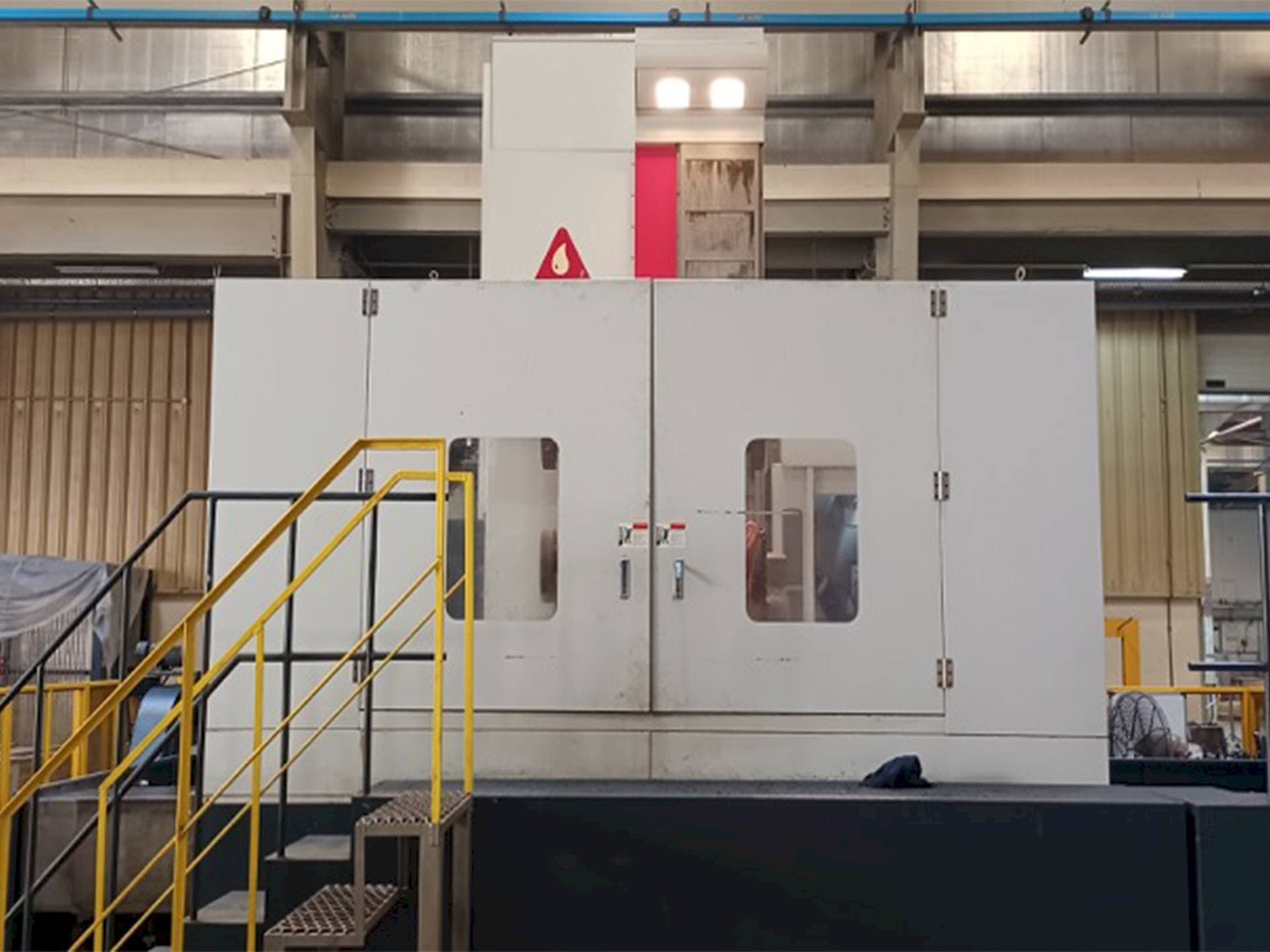 Vista frontal de la máquina YOU JI HBM130/3022