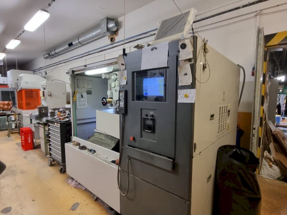 Vista frontal de la máquina HITACHI SEIKI 254Y