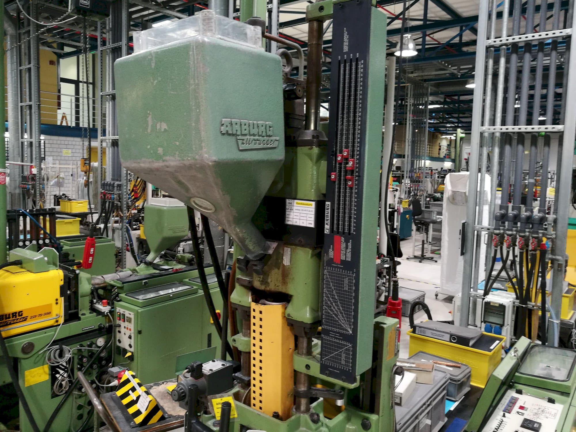 Vista izquierda de la máquina Arburg Allrounder 221-75-350