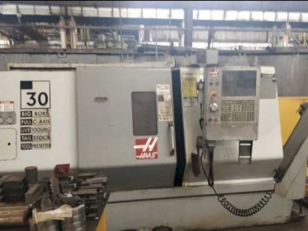 Vista frontal de la máquina HAAS SL-30BTHE