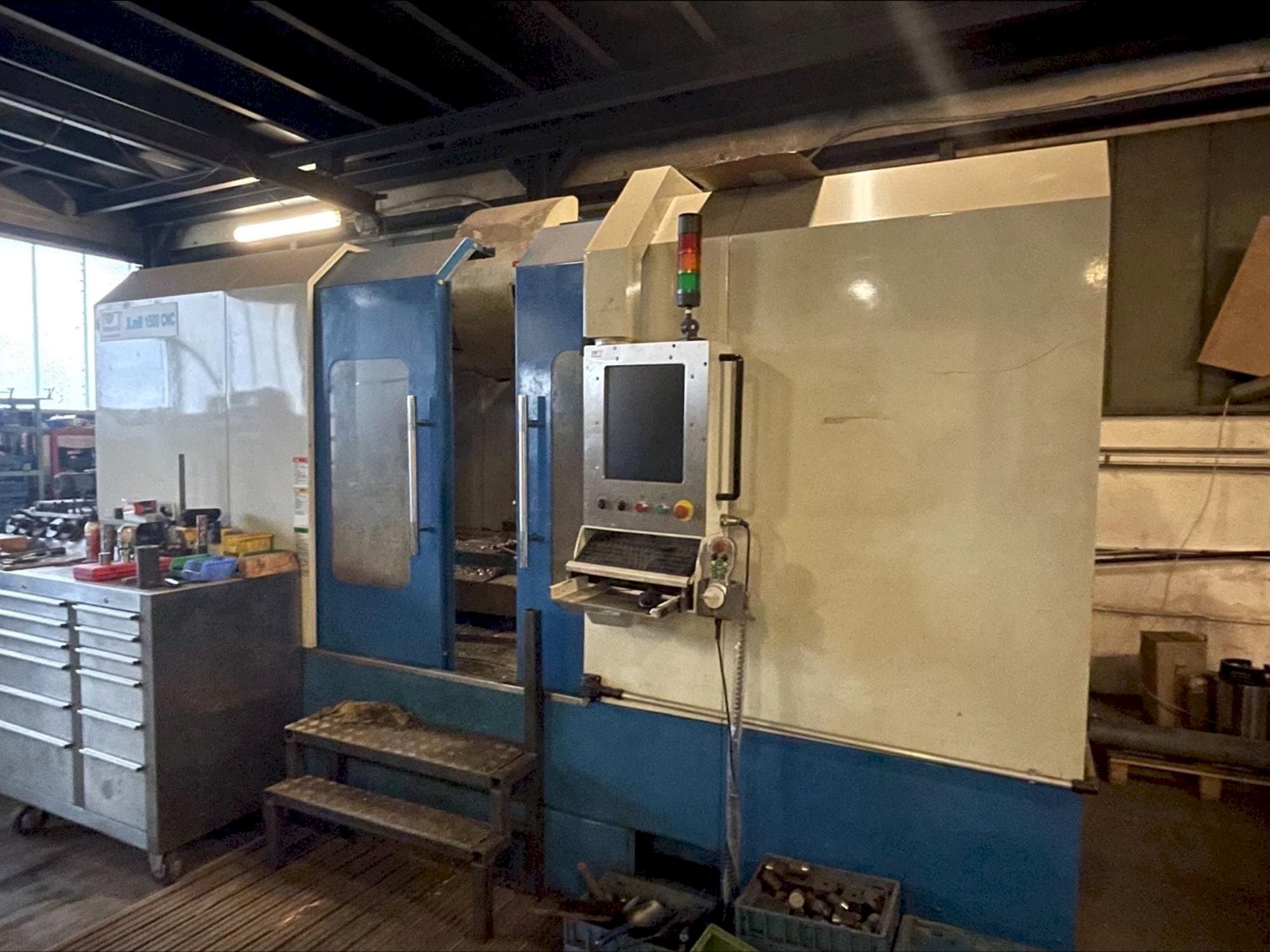 Vista frontal de la máquina KNUTH LL 1500 CNC