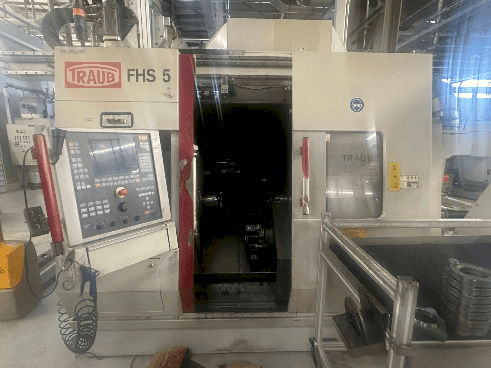 Vista frontal de la máquina TRAUB TNC 42/65