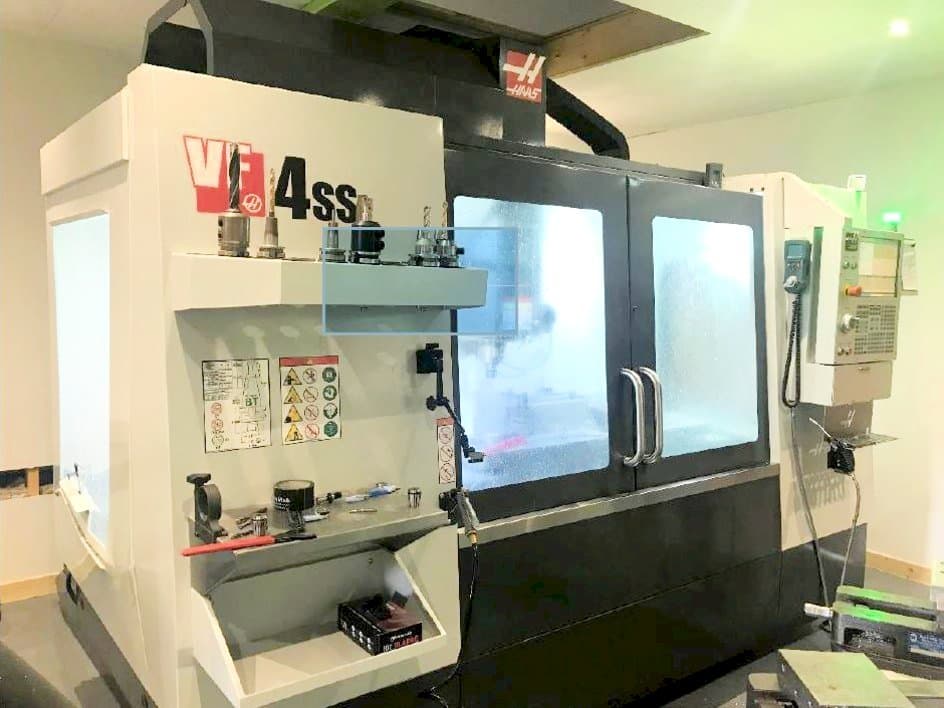 Vista frontal de la máquina HAAS VF-4SS