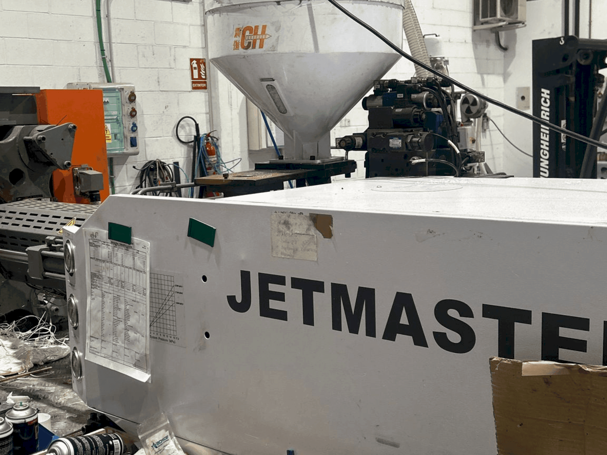 Vista frontal de la máquina CHEN HSONG JM160-MK6e