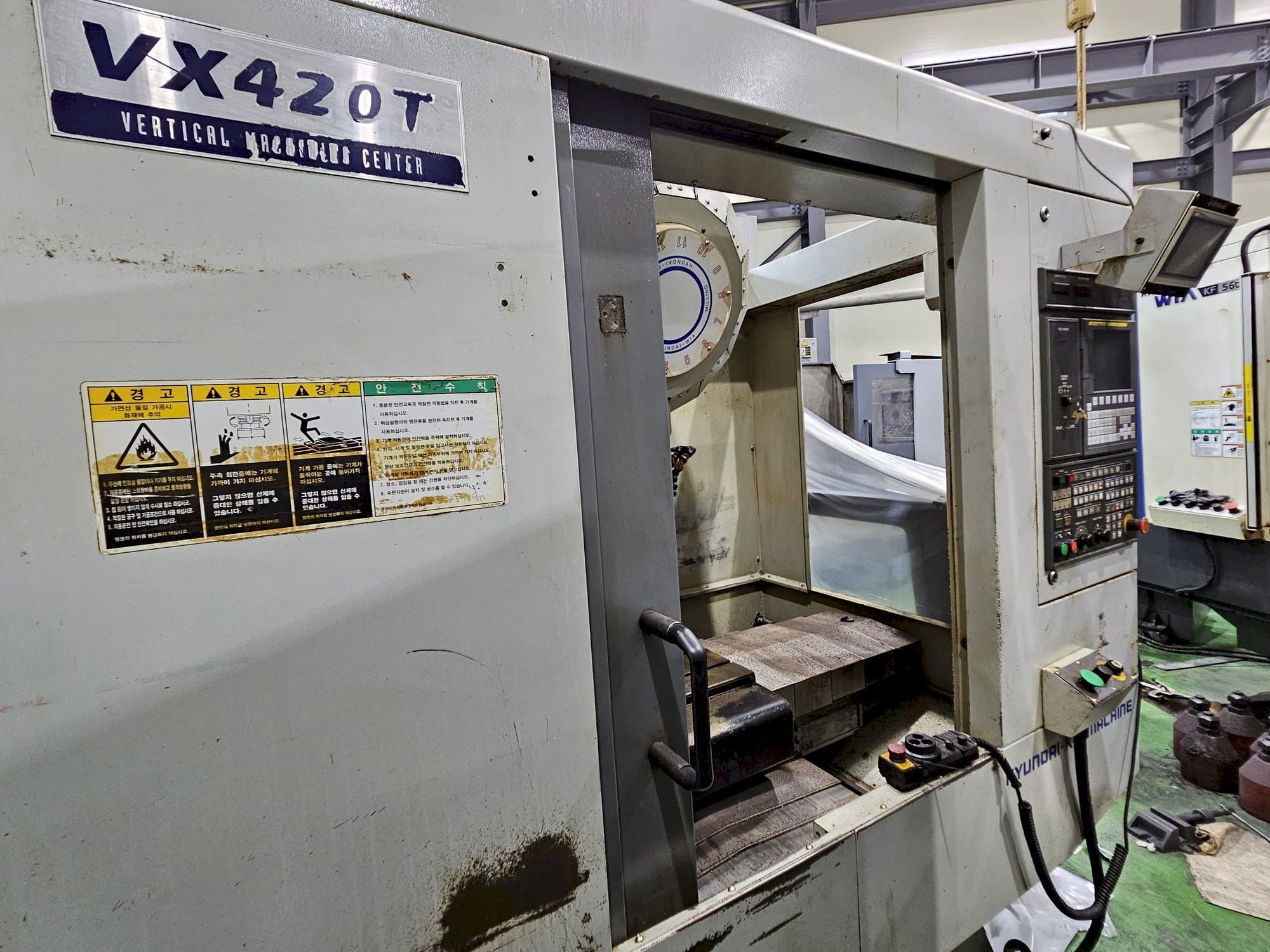 Vista frontal de la máquina Hyundai Wia VX420T