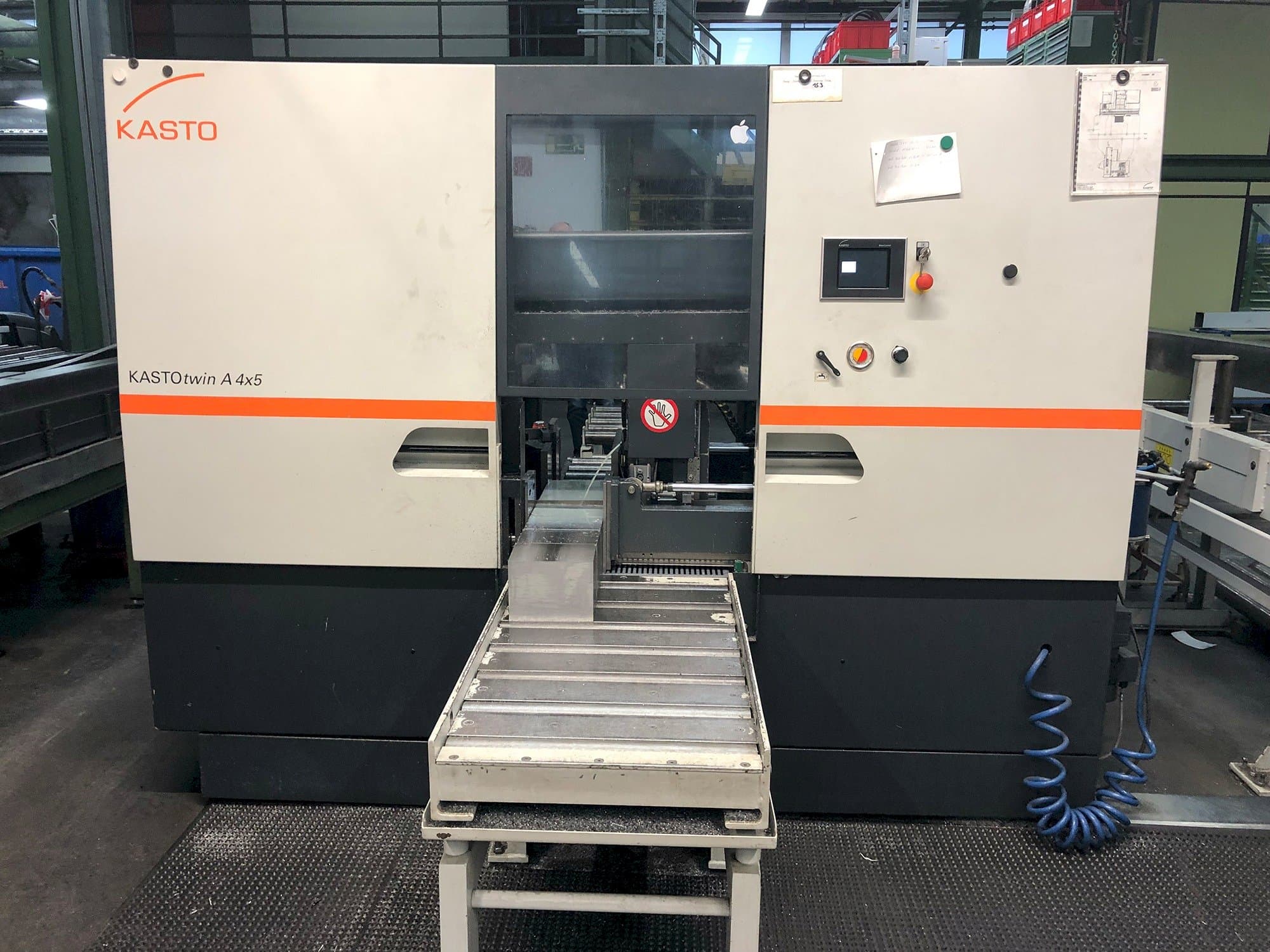 Vista frontal de la máquina KASTO Twin A4x5