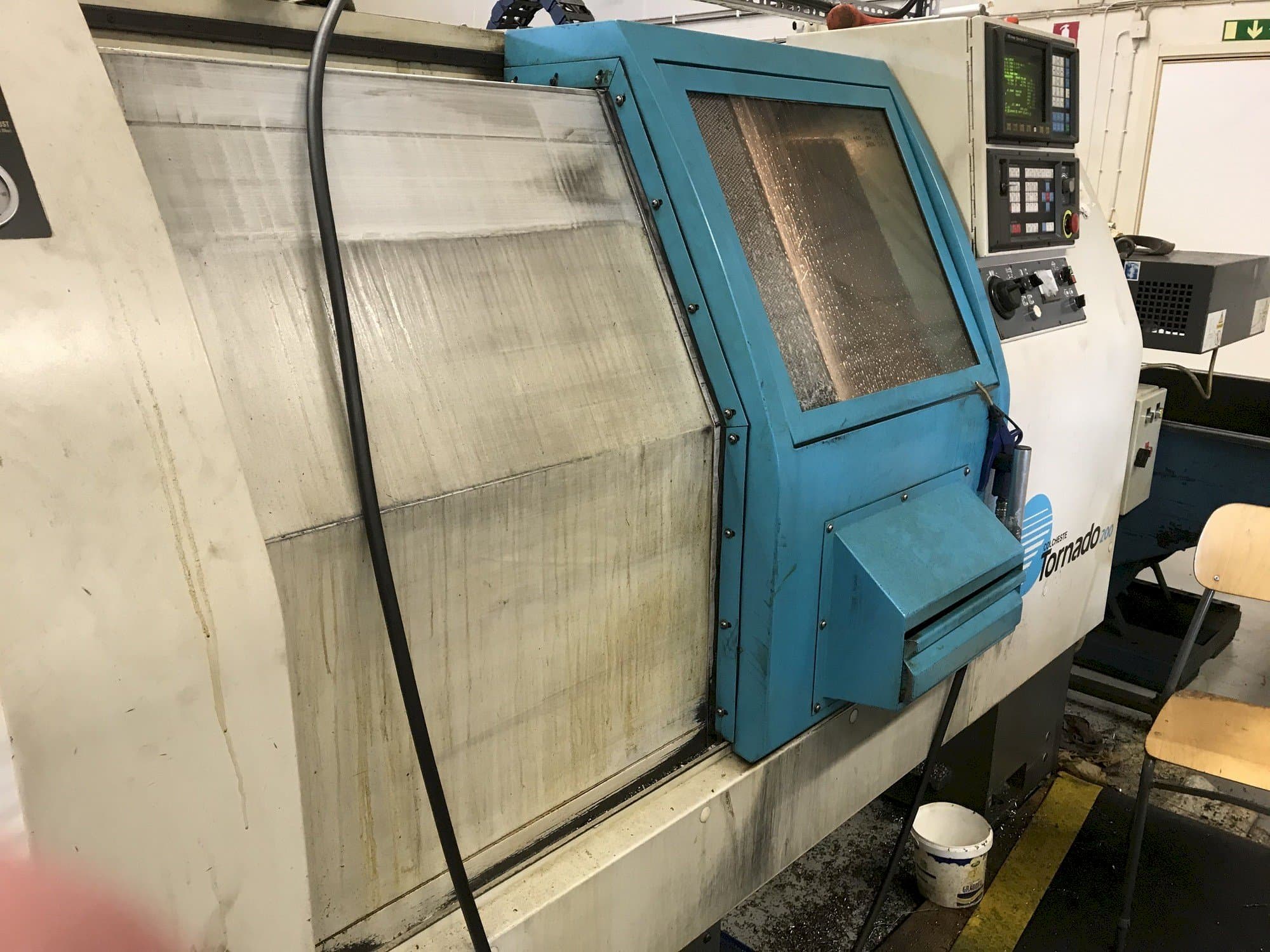 Vista frontal de la máquina Colchester Tornado 200