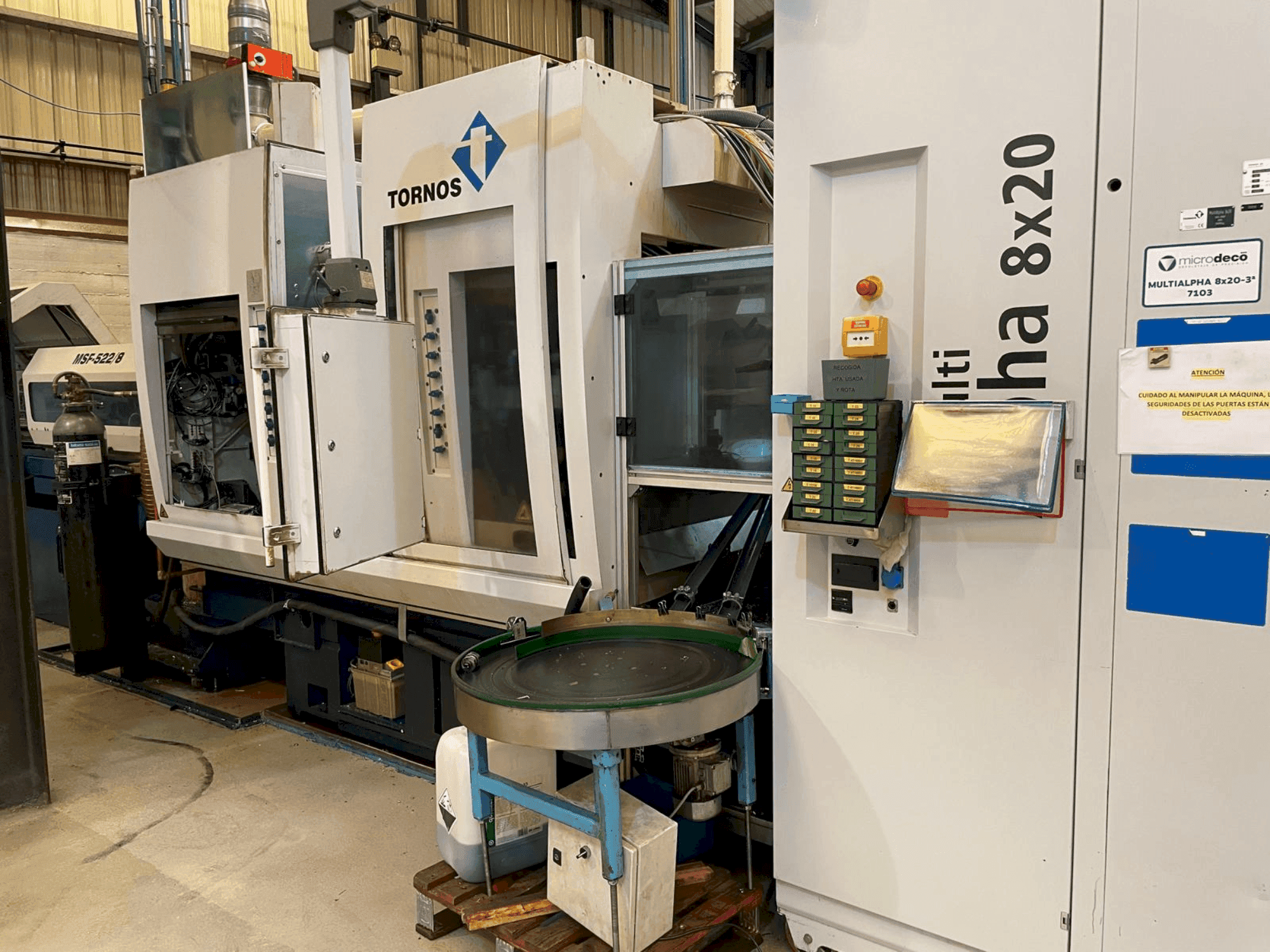 Vista frontal de la máquina TORNOS MultiAlpha 8x20