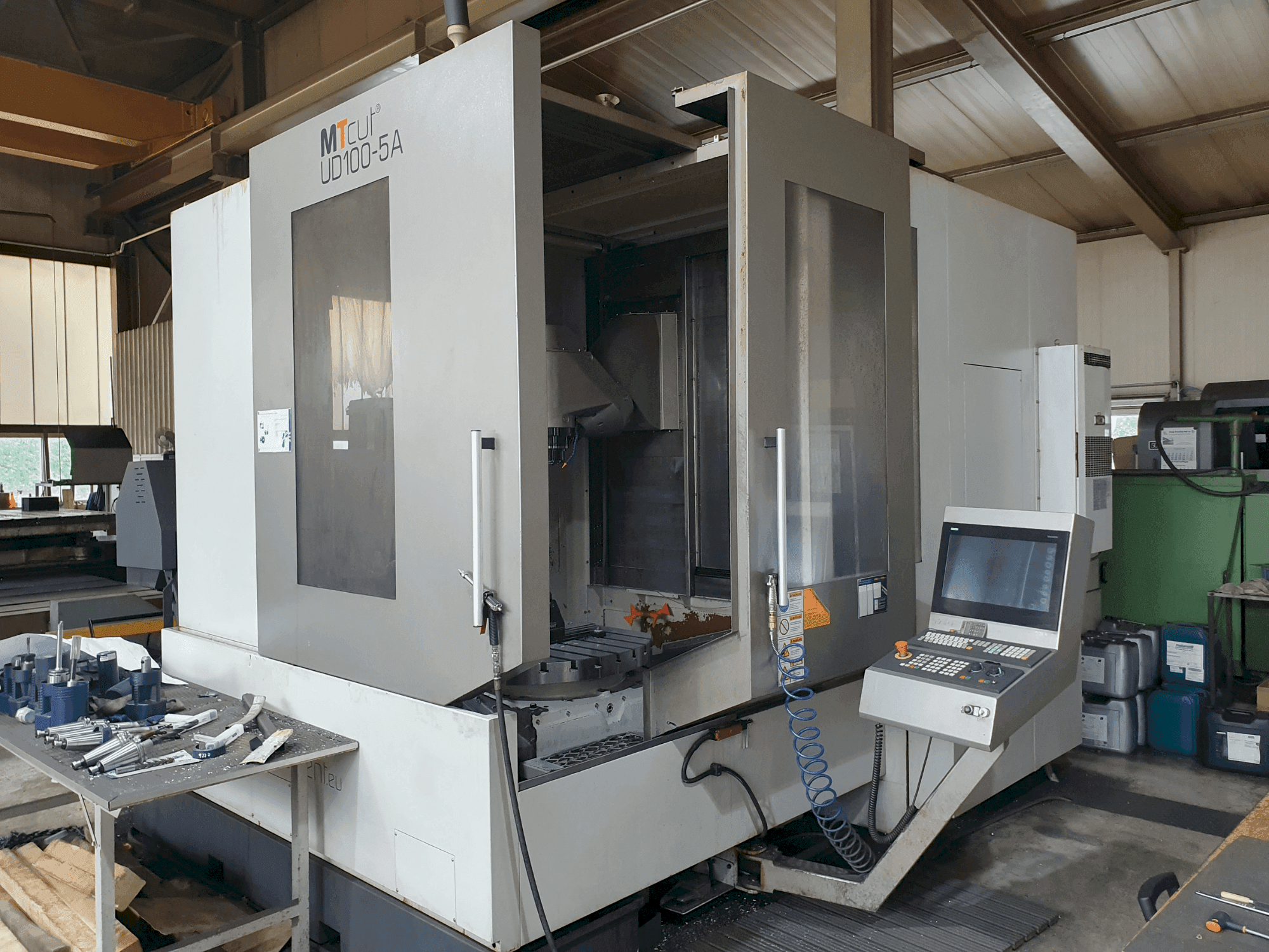 Vista frontal de la máquina MTcut UD100-5A