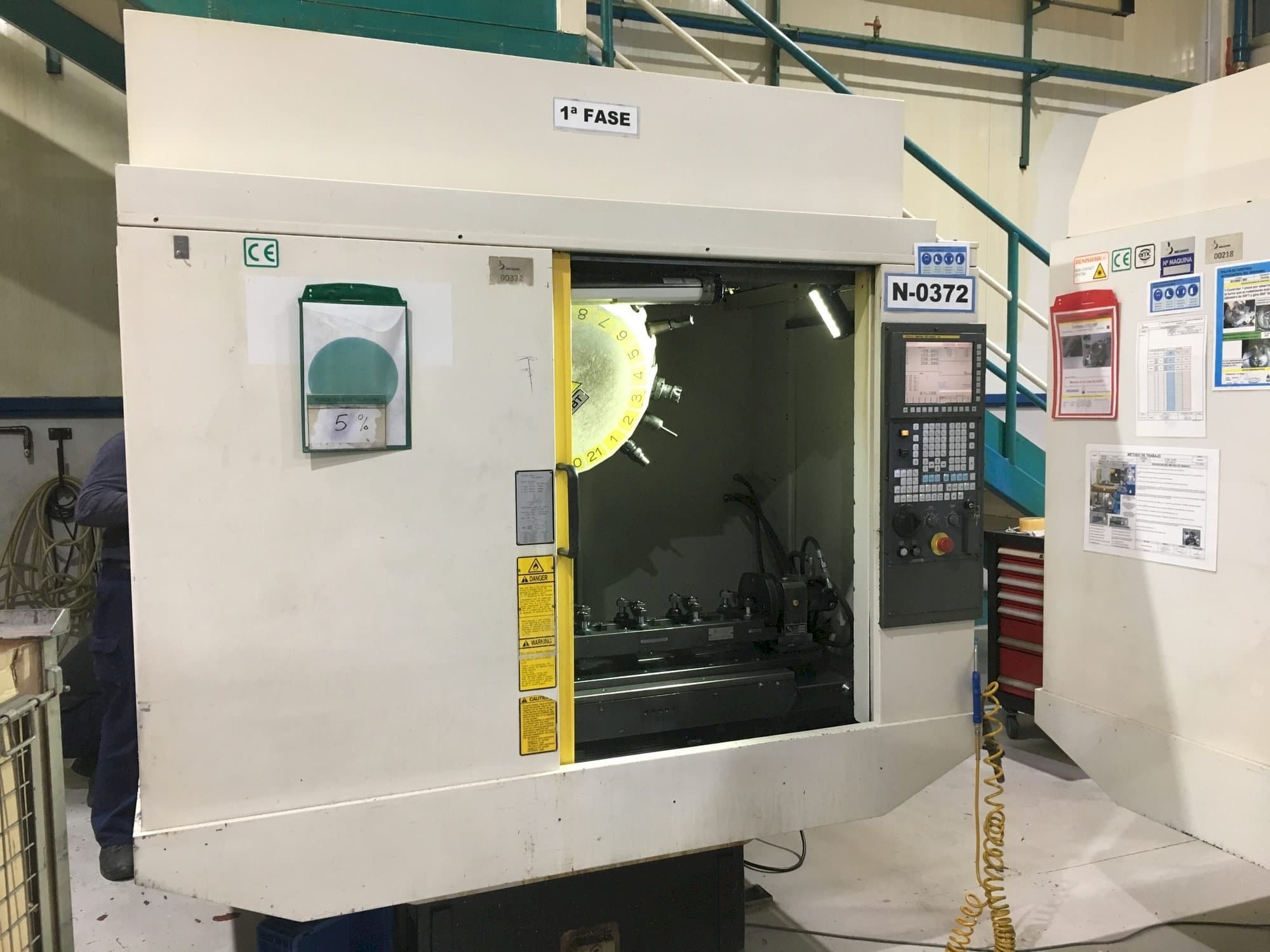 Vista frontal de la máquina FANUC Robodrill alfa-T21iEL