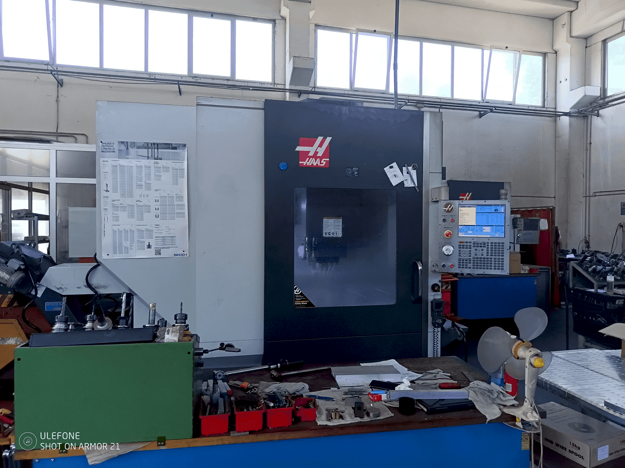Vista frontal de la máquina HAAS UMC 750SS
