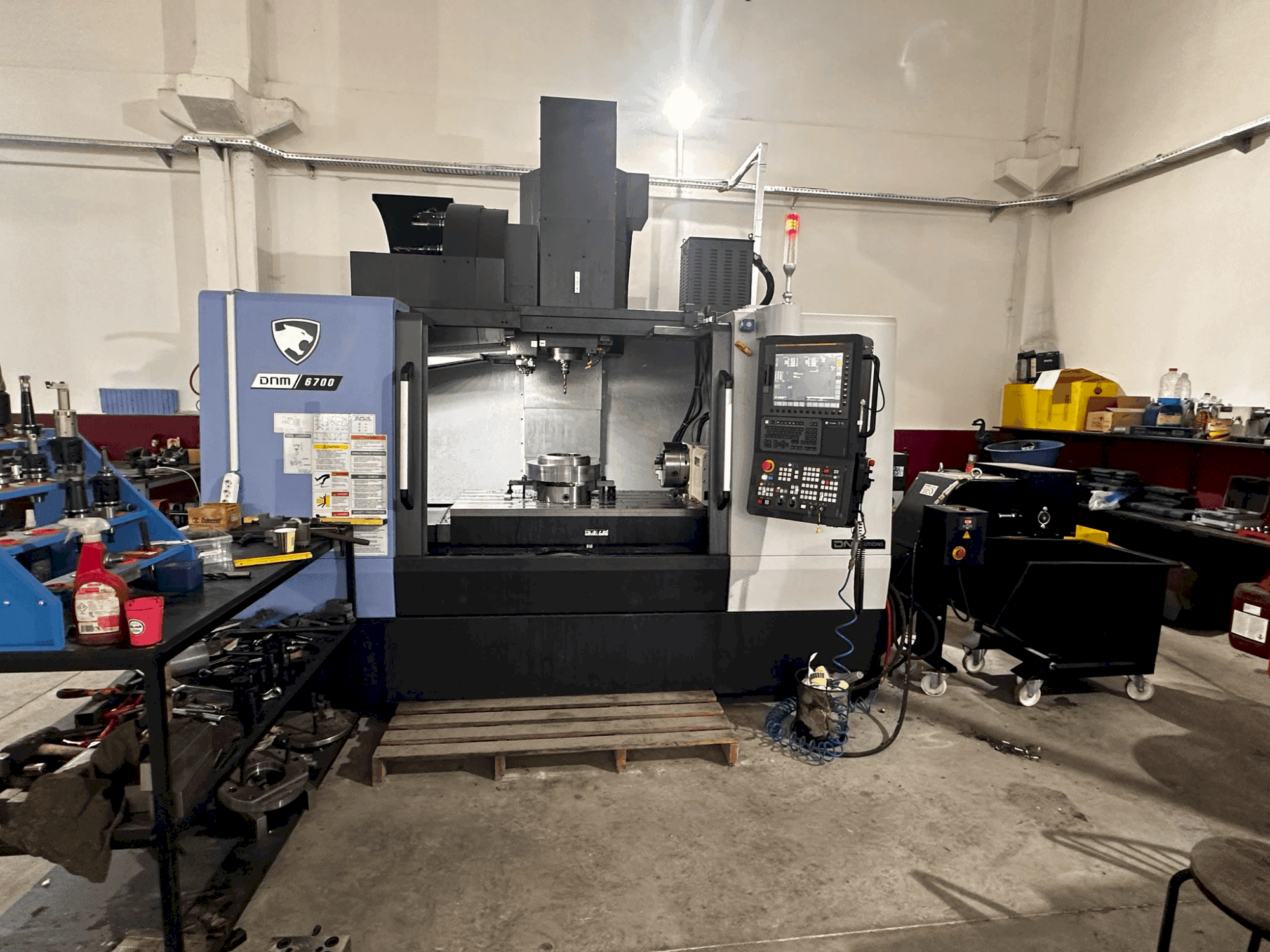 Vista frontal de la máquina DN SOLUTIONS Puma DNM 6700