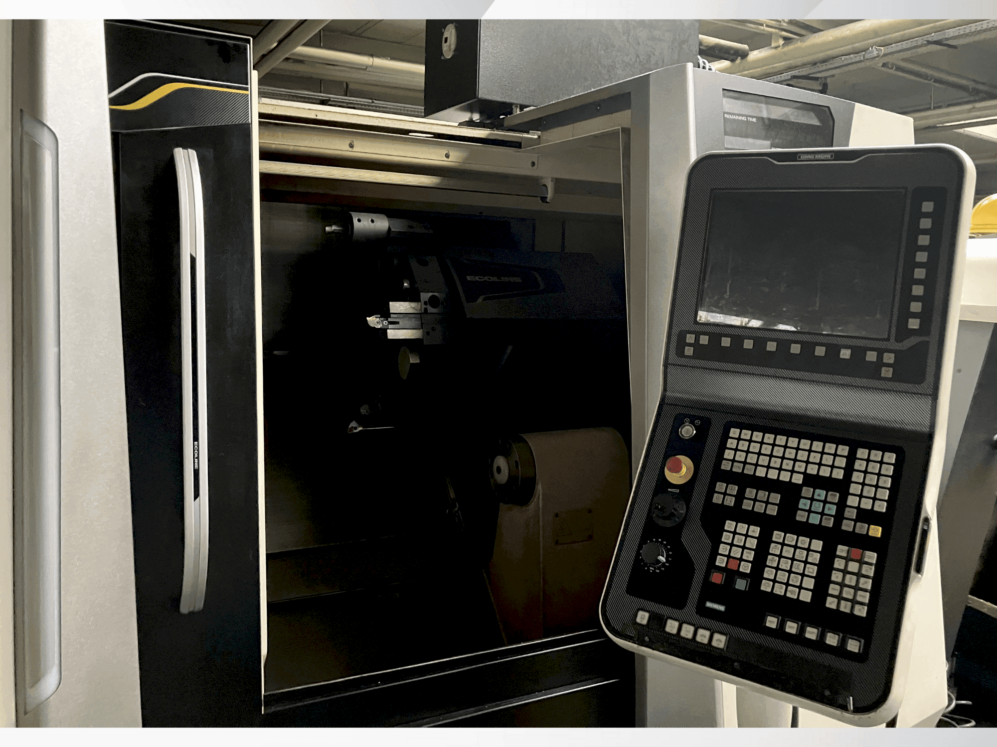 Vista frontal de la máquina DMG MORI ecoTurn 450 V1