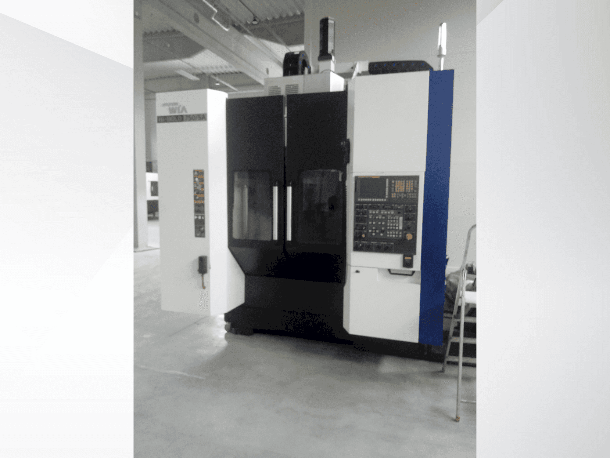 Vista frontal de la máquina Hyundai Wia HI-MOLD 750-5A