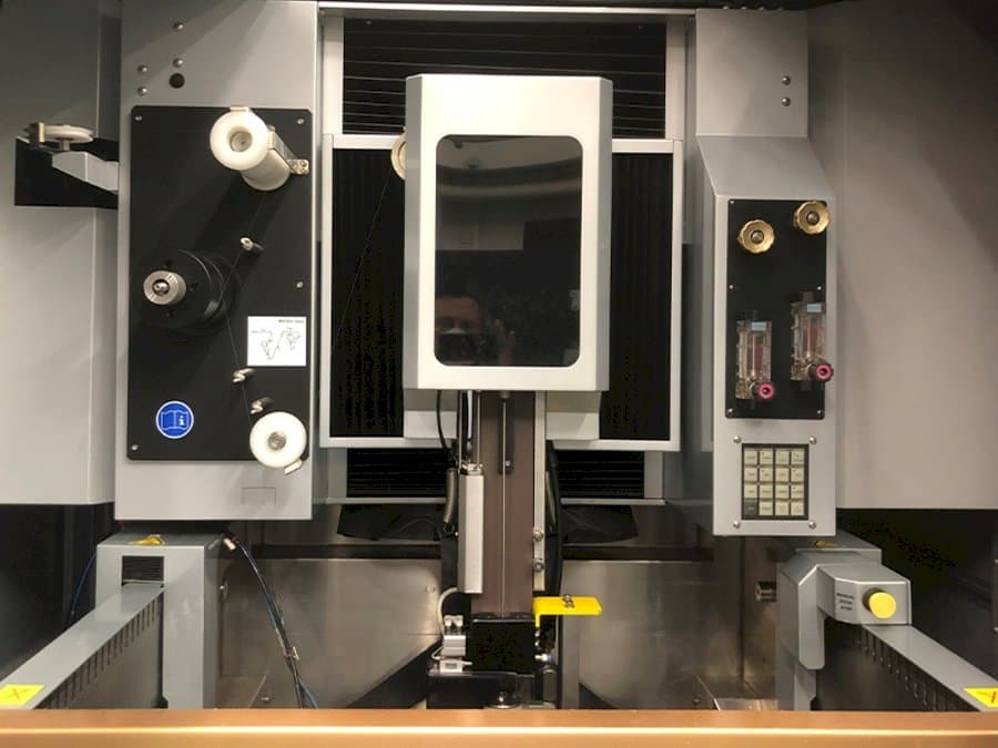 Vista frontal de la máquina EROWA Robot Compact 80