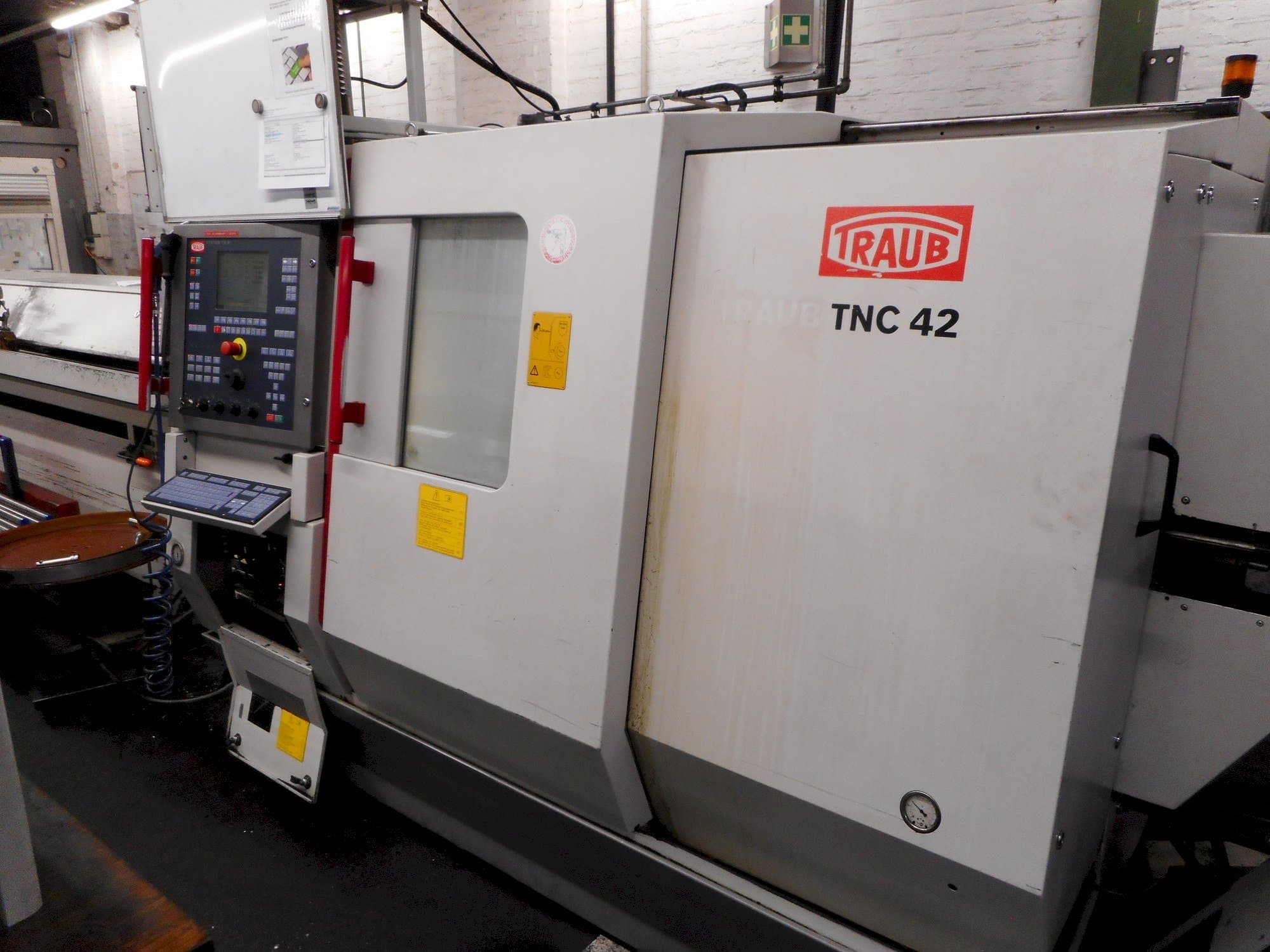 Vista frontal de la máquina TRAUB TNC42/65