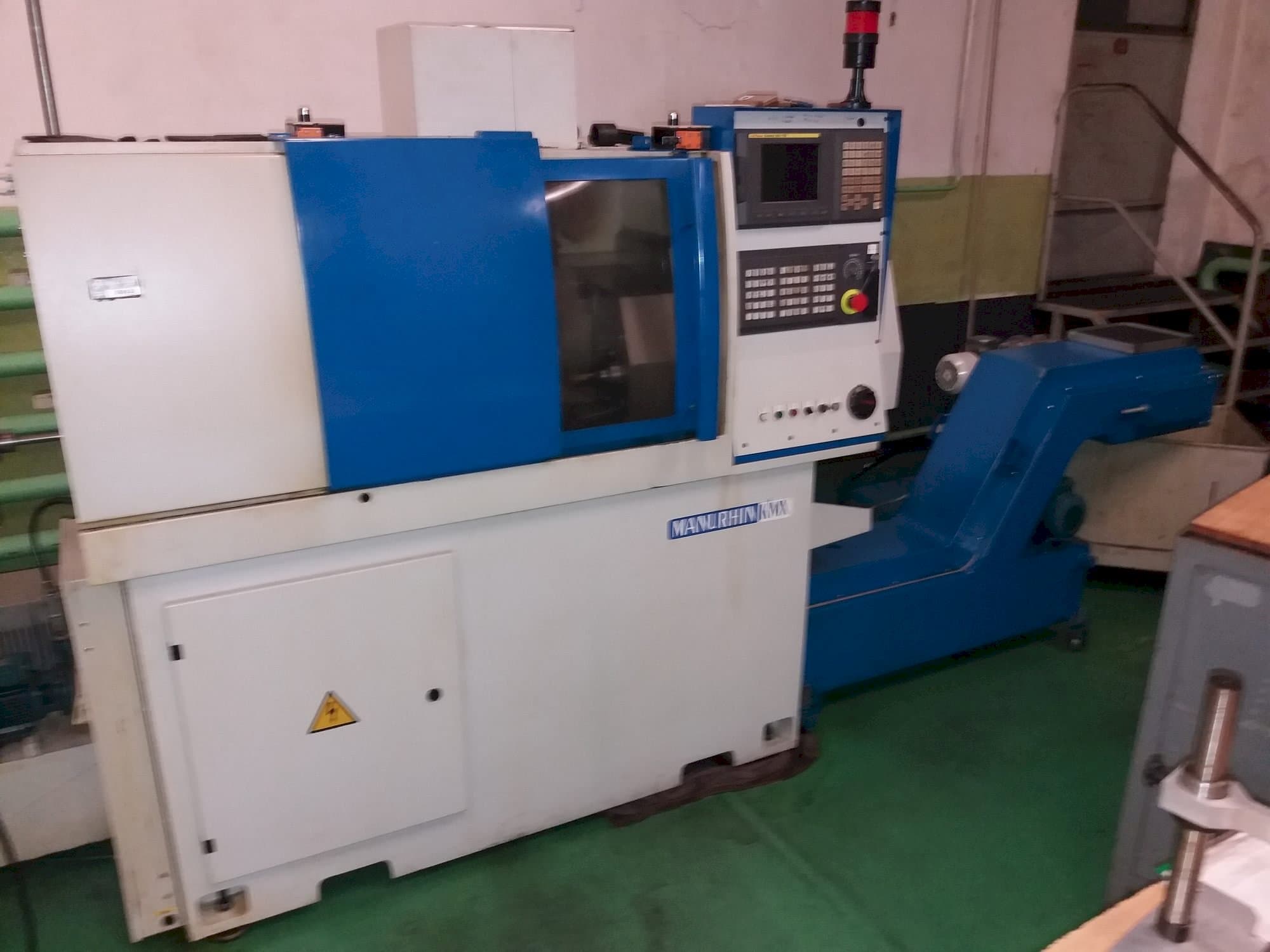 Vista frontal de la máquina Manurhin KMX 413